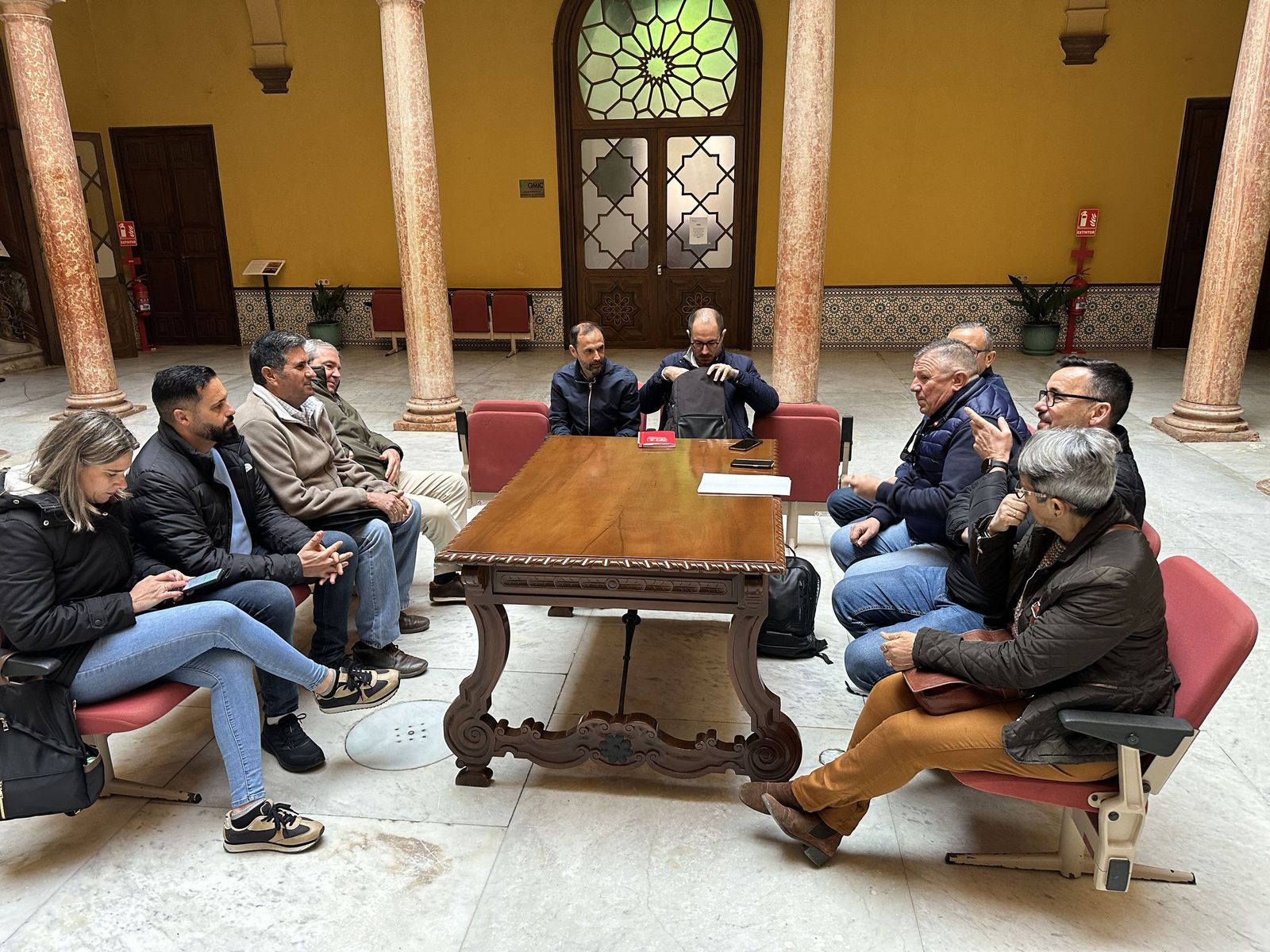 Reunión de la oposición con los sindicatos para tratar la escasez de personal municipal.