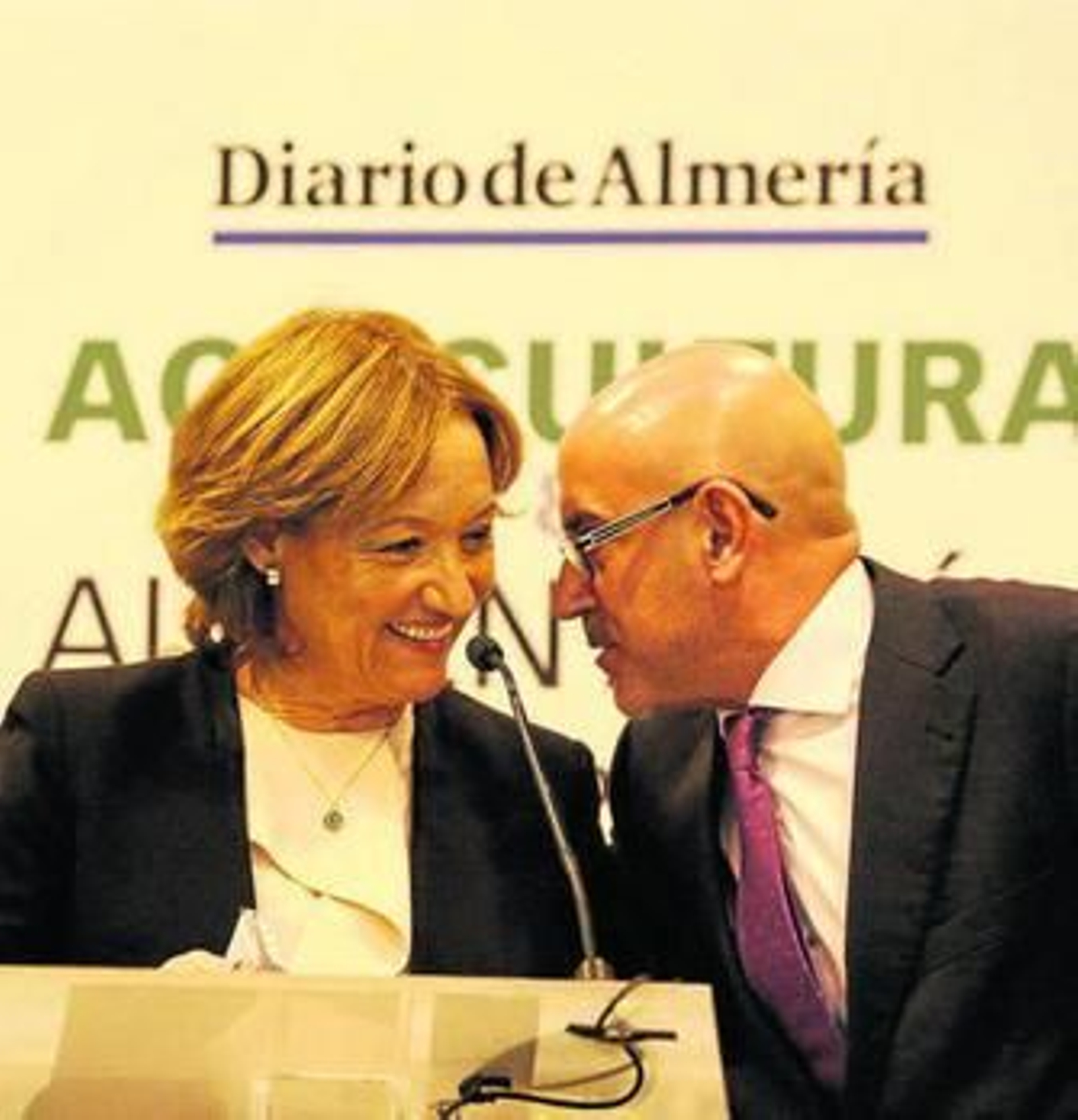 La consejera y el director intercambia opiniones en la presentación.