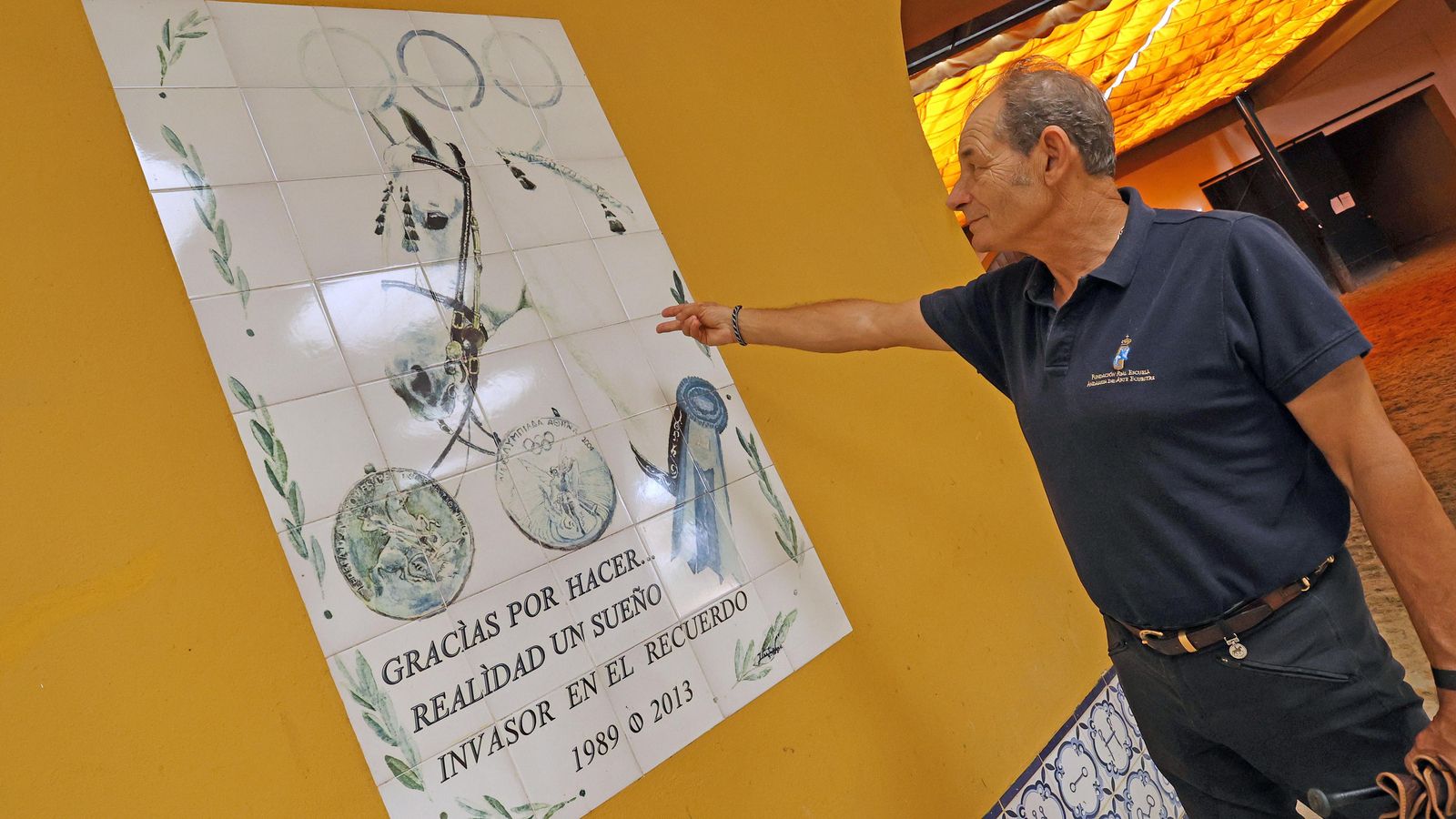 Rafael Soto, con el azulejo que recuerda a Invasor.