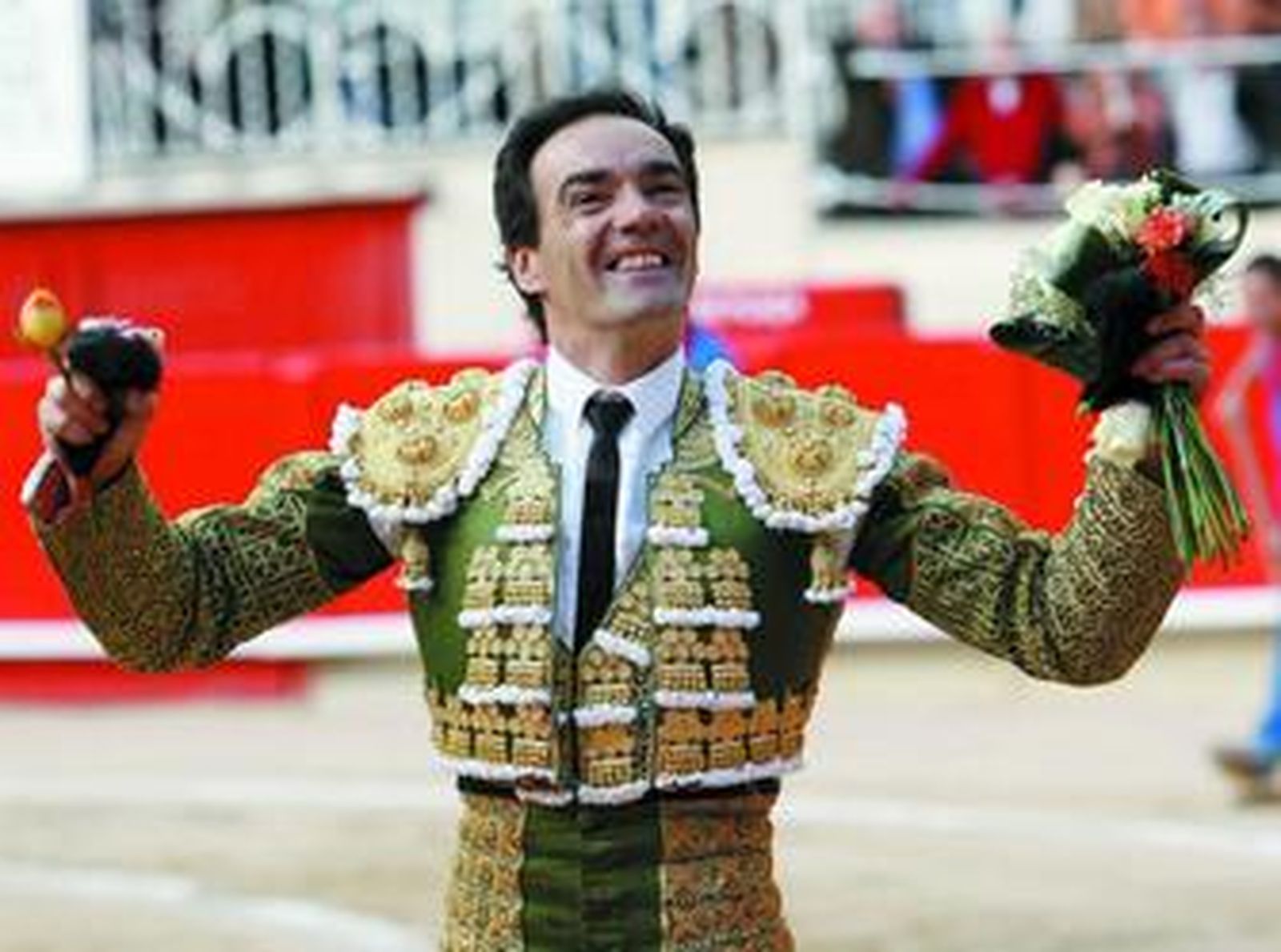El Cid da la vuelta con las dos orejas del cuarto toro en Barcelona.