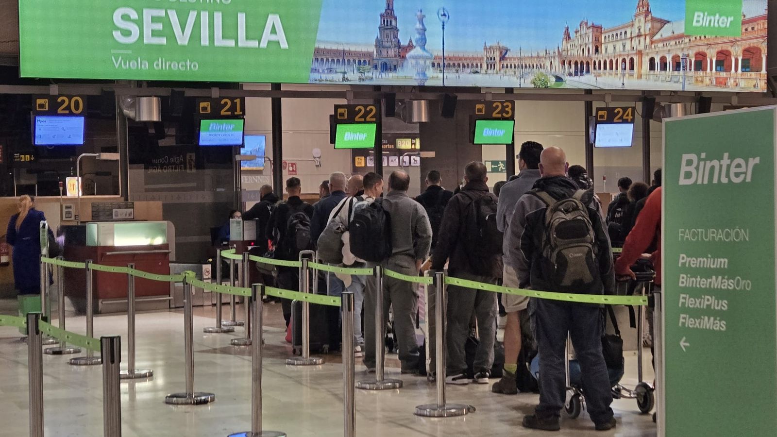Viajeros embarcando en el aeropuerto de Tenerife Norte destino a Sevilla