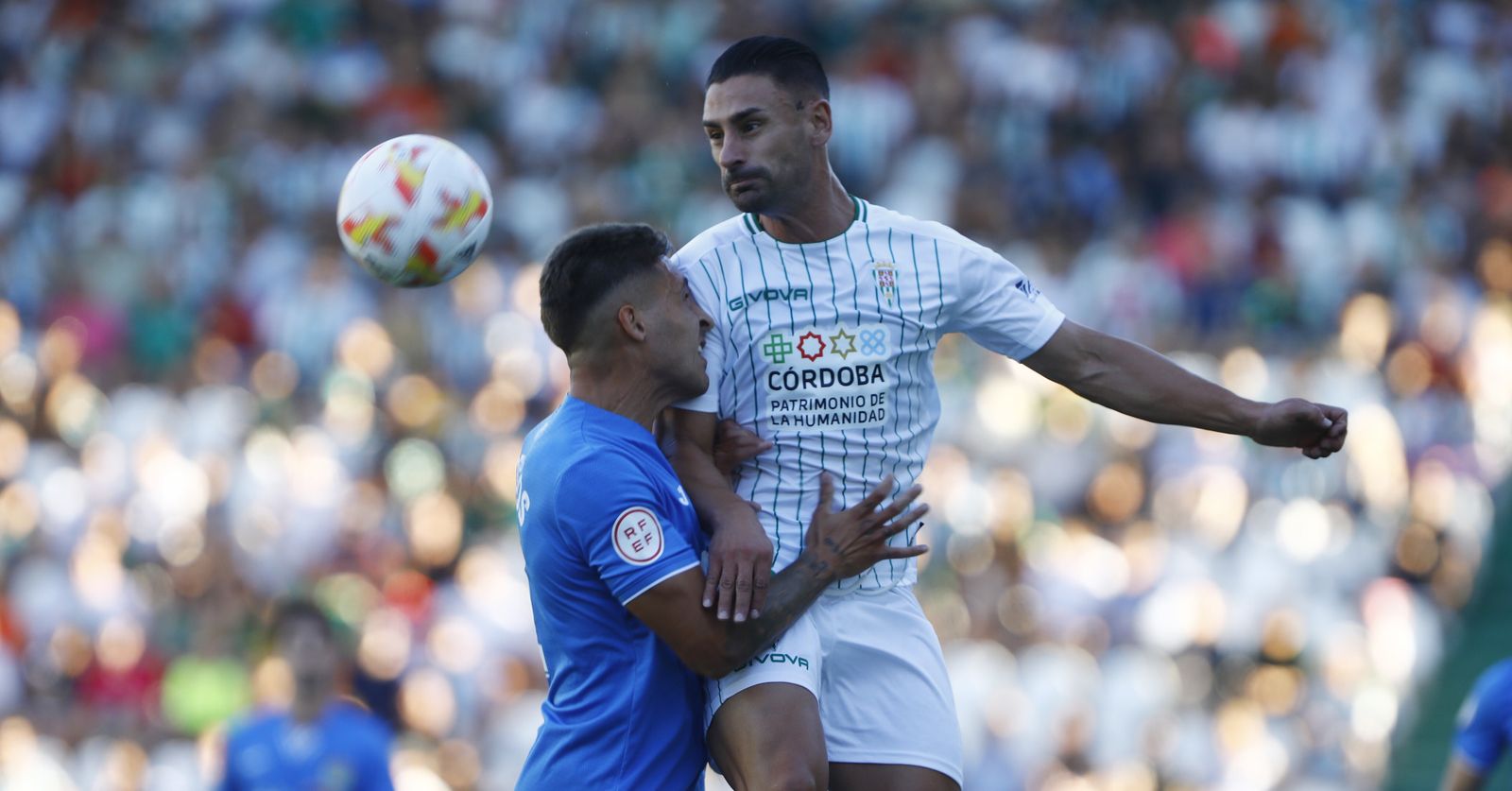 Kike Márquez pelea por el balón con Sotillos, en el Córdoba CF - Fuenlabrada de la primera vuelta.