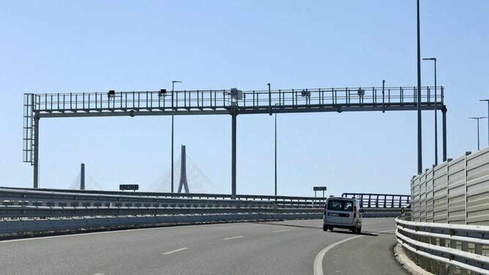 Imagen del lugar donde están situadas las cámaras que captan las matrículas de los coches en el radar de tramo del Puente de la Constitución de 1812.