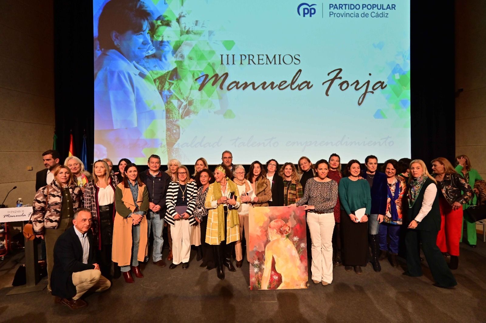 Miembros del PP y las gaditanas galardonadas en los premios Manuela Forja.
