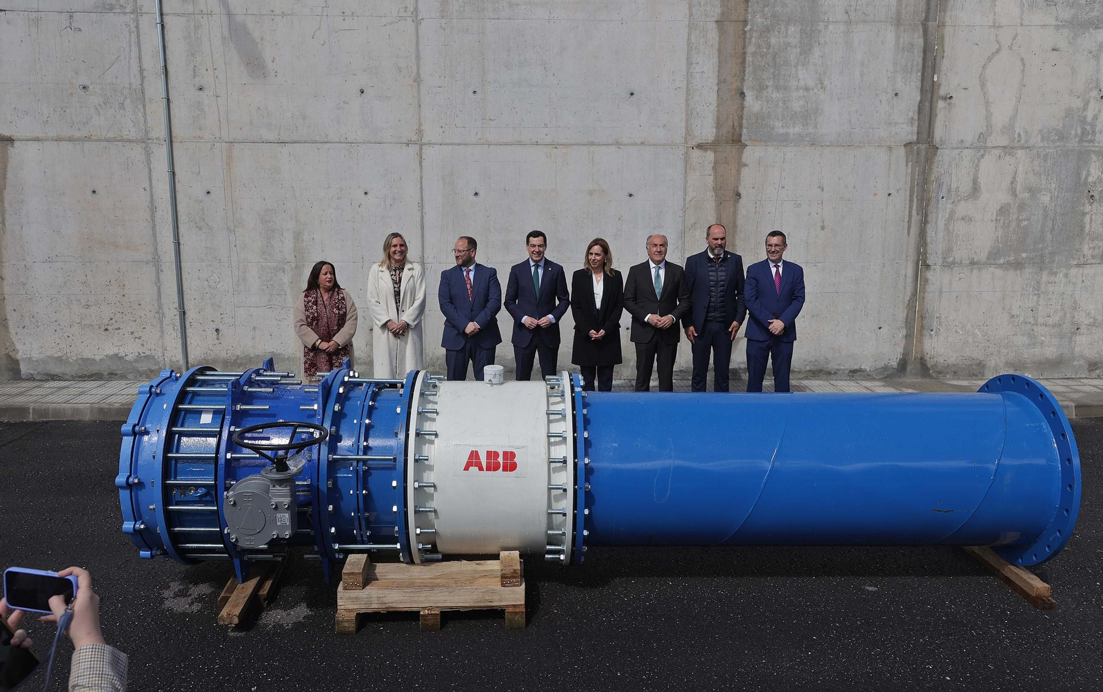 Juanma Moreno inaugura en Castellar la nueva tubería de agua para abastecer la zona norte de San Roque y el Valle del Guadiaro, en imágenes