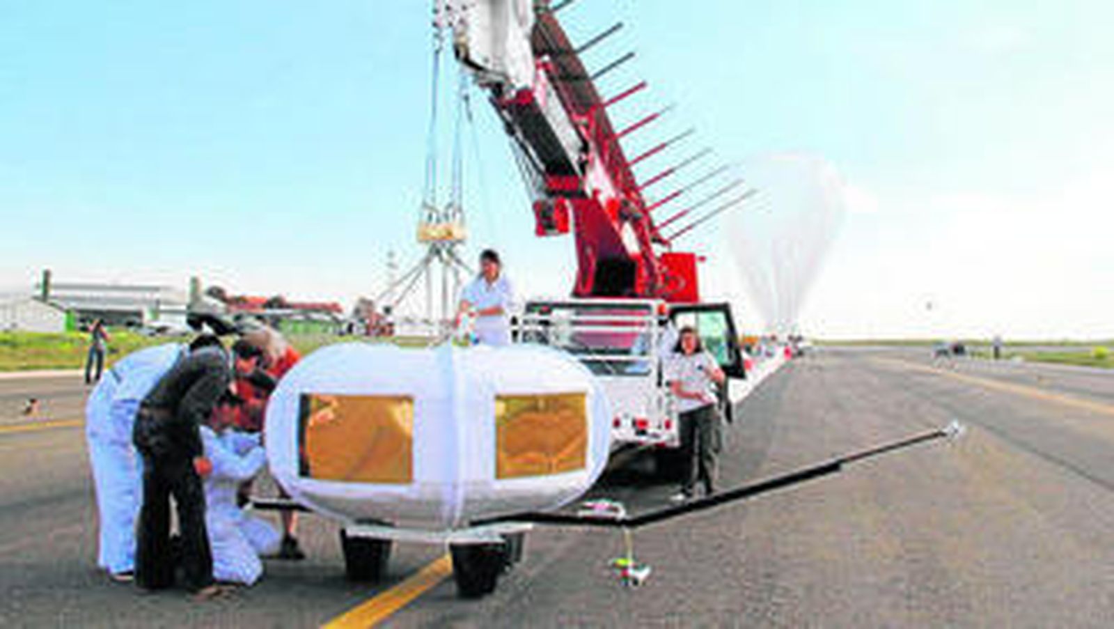 Montaje de la cabina en la que viajarán las personas al espacio.