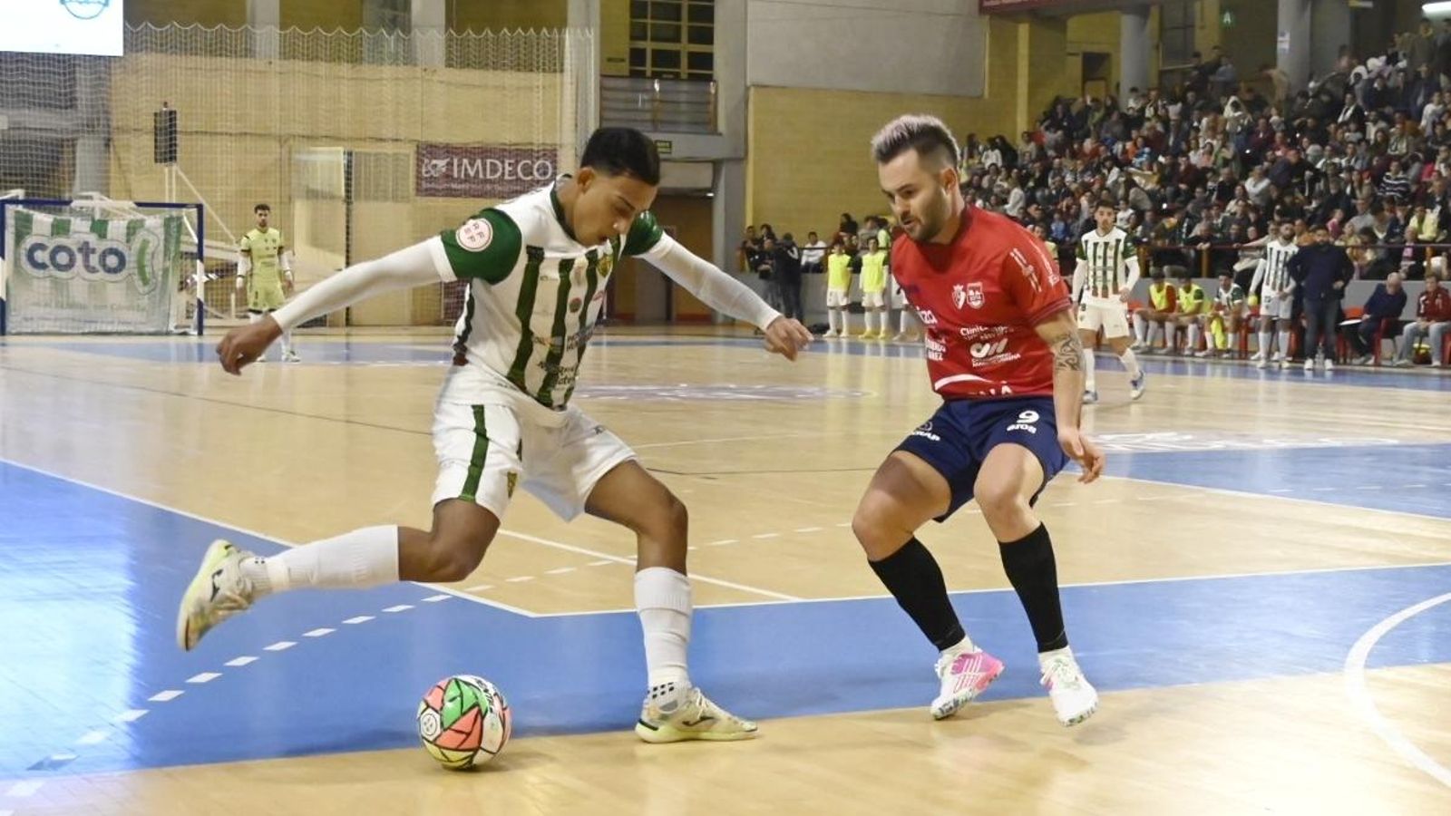 Pulinho intenta driblar a Dani Saldise.