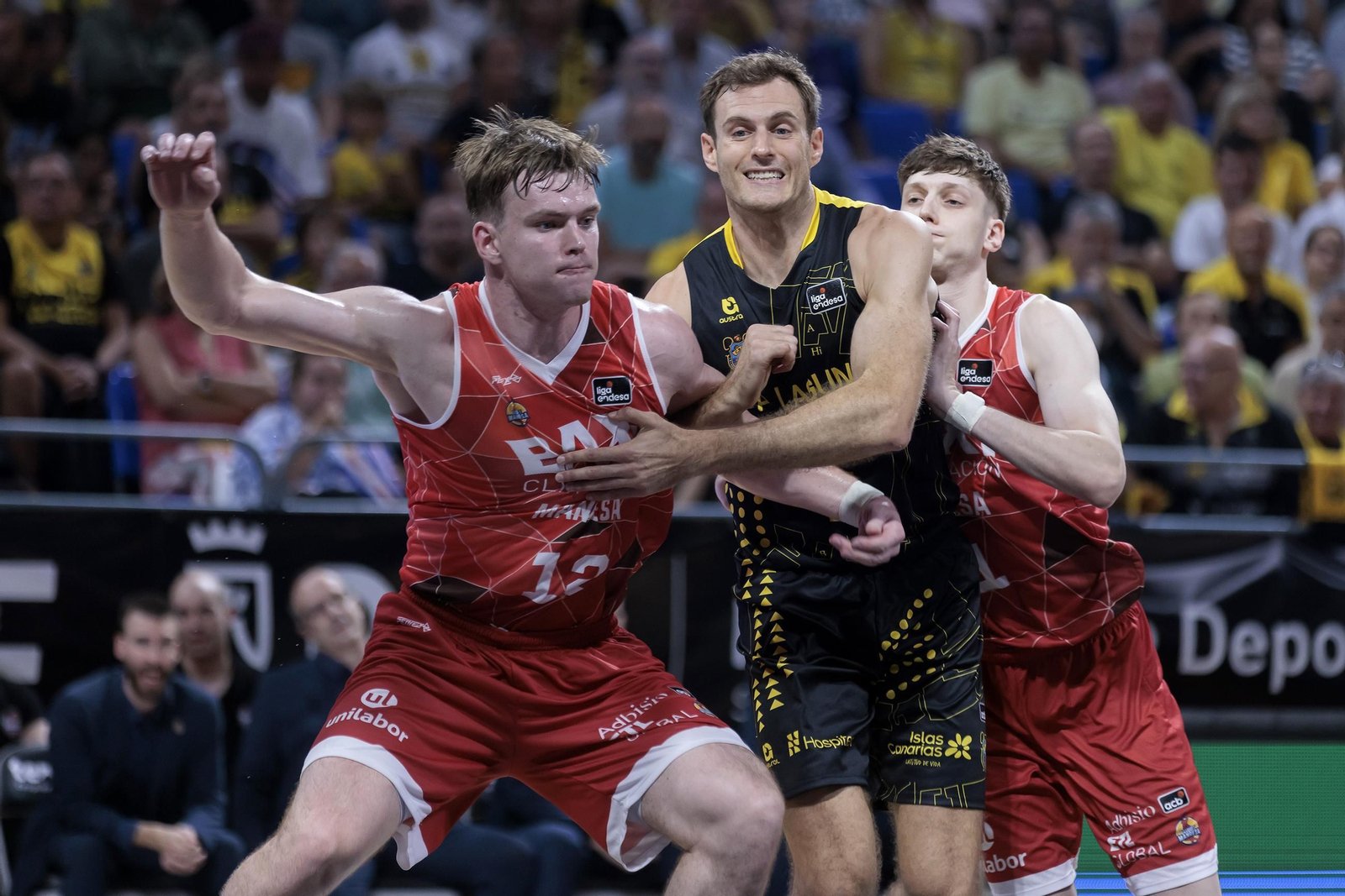 Abromaitis pelea por un rebote.