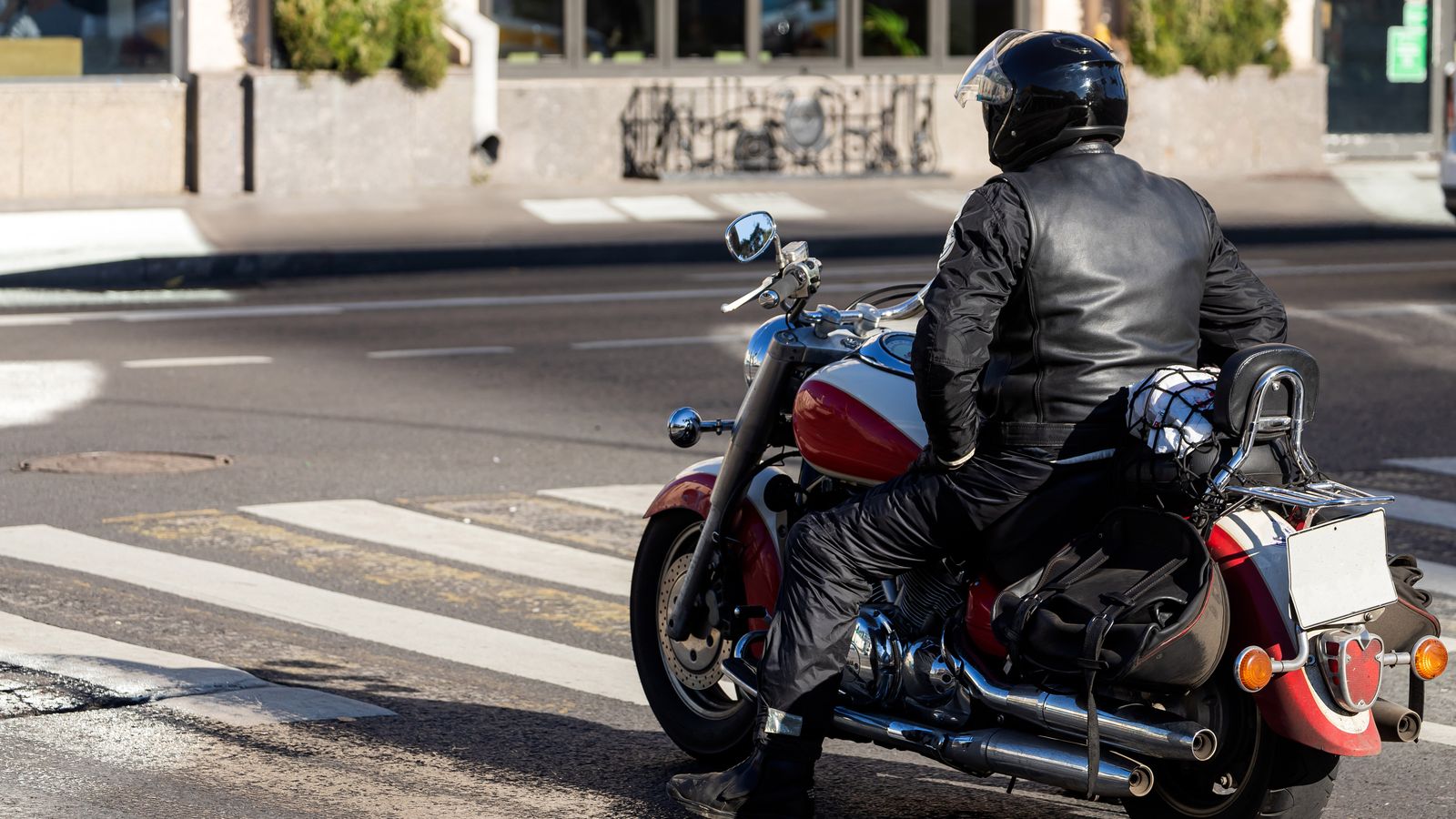 Hay que evitar dar gas al arrancar y más aún, en frío, es preferible accionar el embrague.