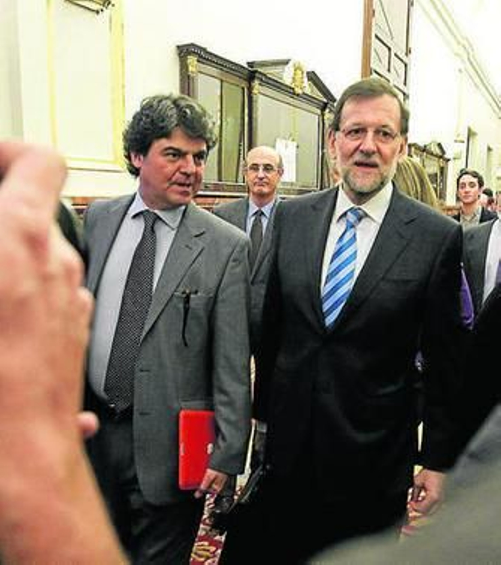 Moragas (i) camina junto a Rajoy en el Congreso de los Diputados.