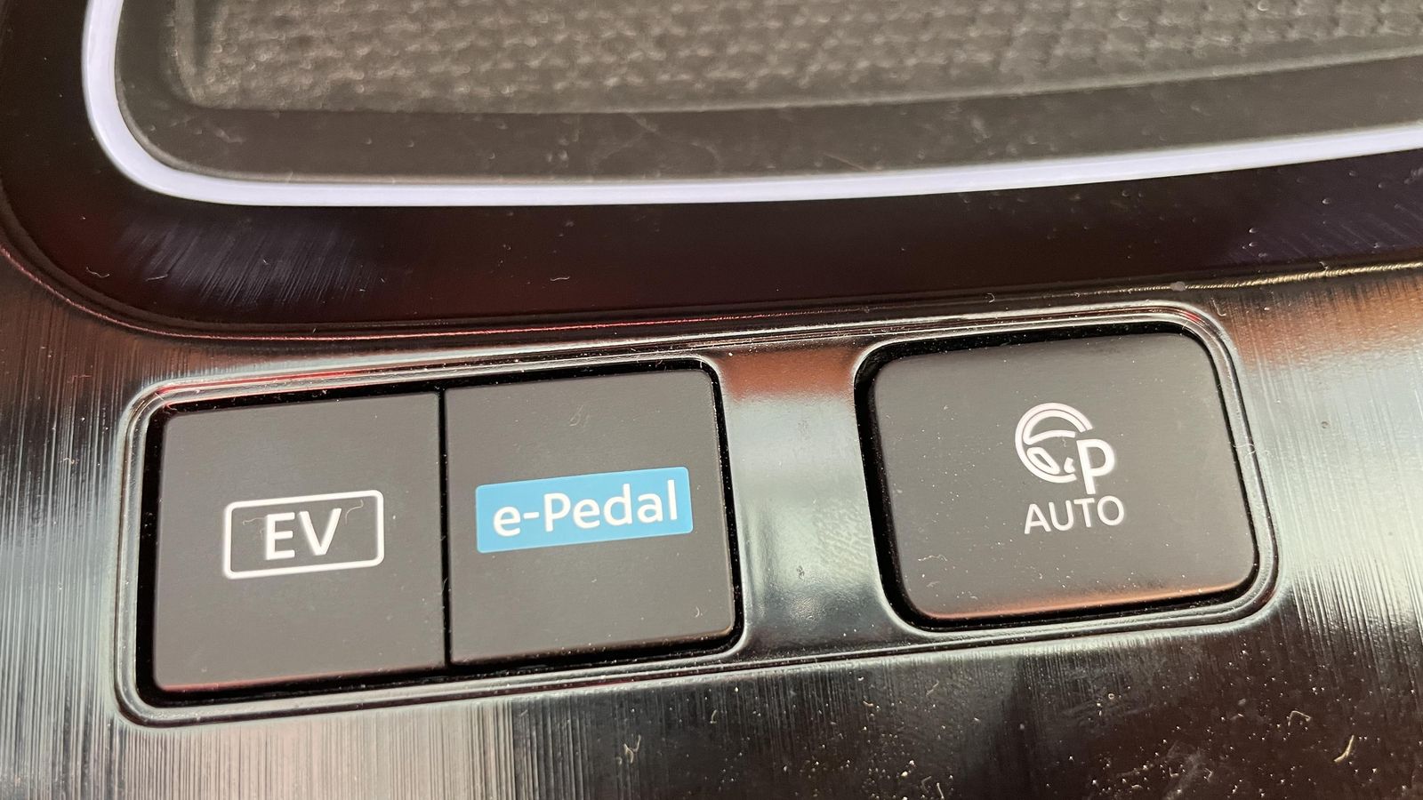 Con el modo e-Pedal se consigue una retención extra con el motor eléctrico delantero si se deja de acelerar. El efecto es semejante a seleccionar la posición B en el cambio, pero sin parar totalmente el coche en ningún momento.