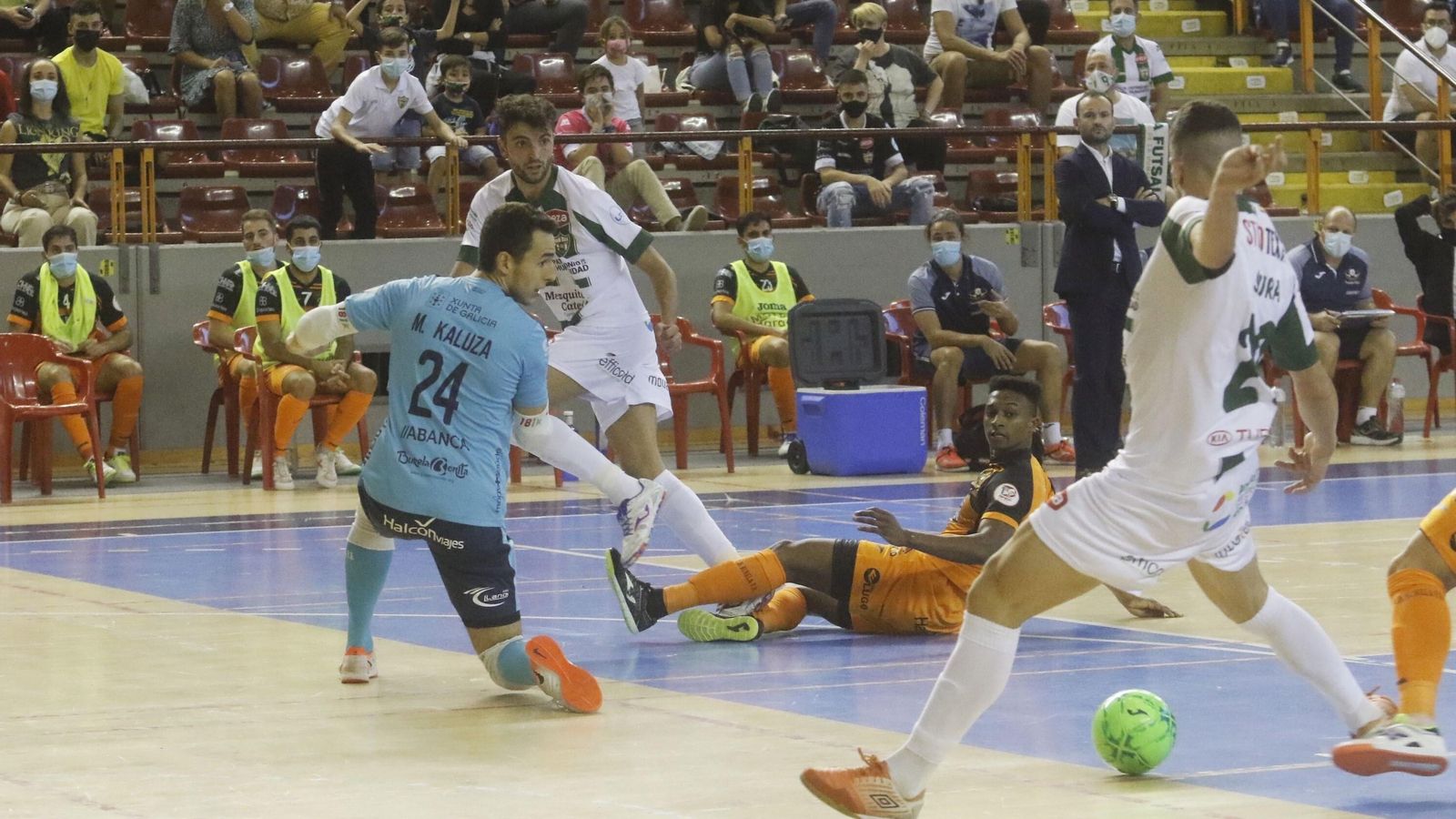 Saura se dispone a rematar el pase de Zequi en el 2-0.