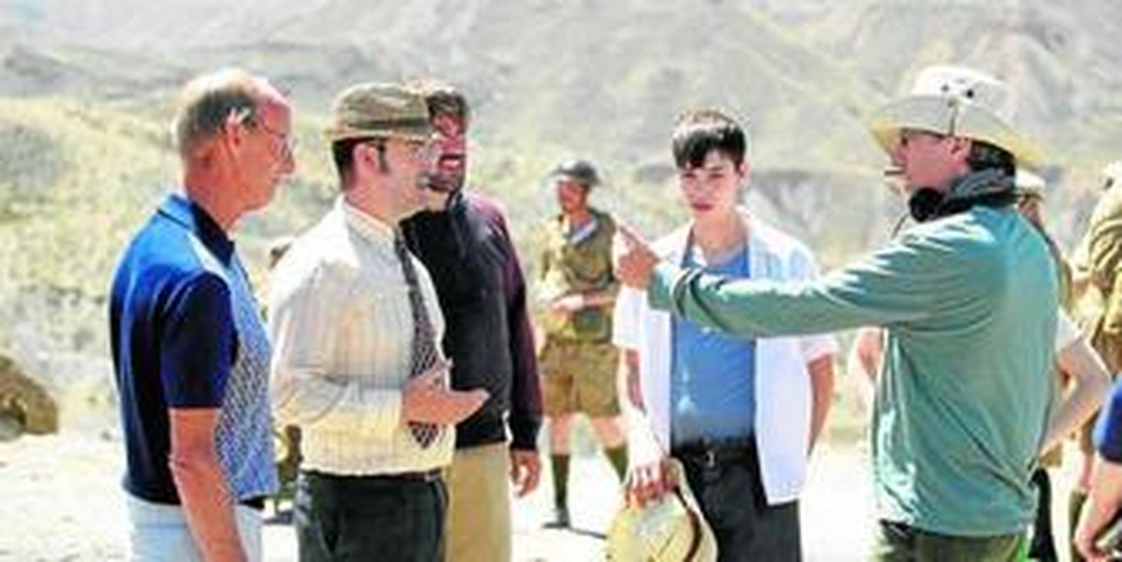 David Trueba dando instrucciones a Javier Cámara en  pleno desierto de Tabernas.