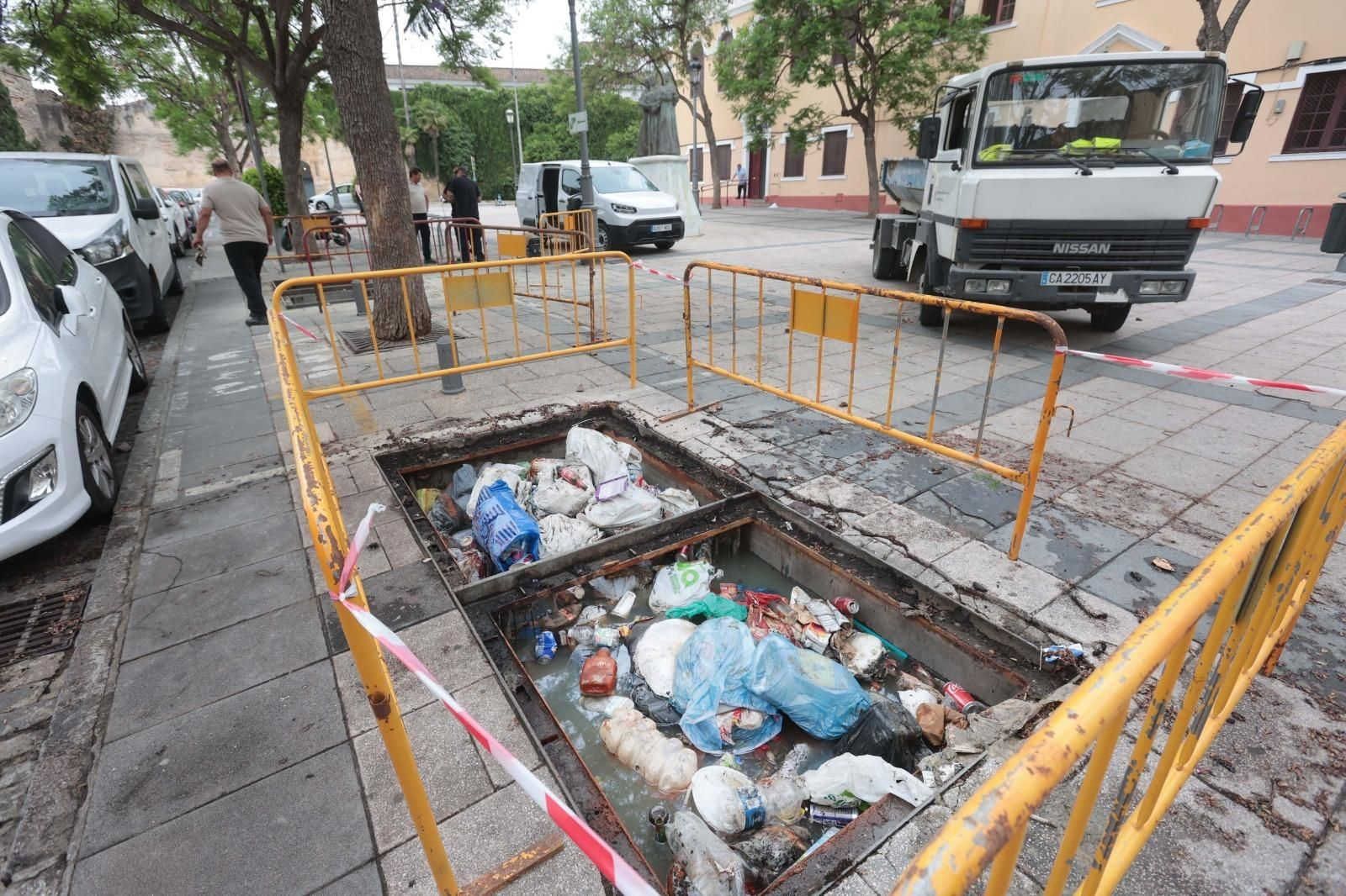 Dos de los contenedores soterrados en la plaza de la Merced y retirados por el Ayuntamiento de Jerez