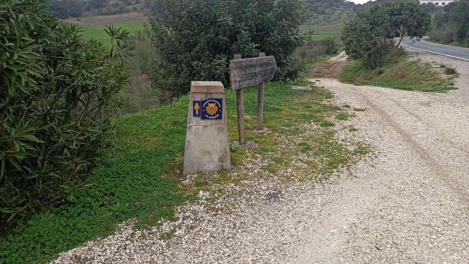 Un camino de tierra se separa de la carretera para llegar a la población.