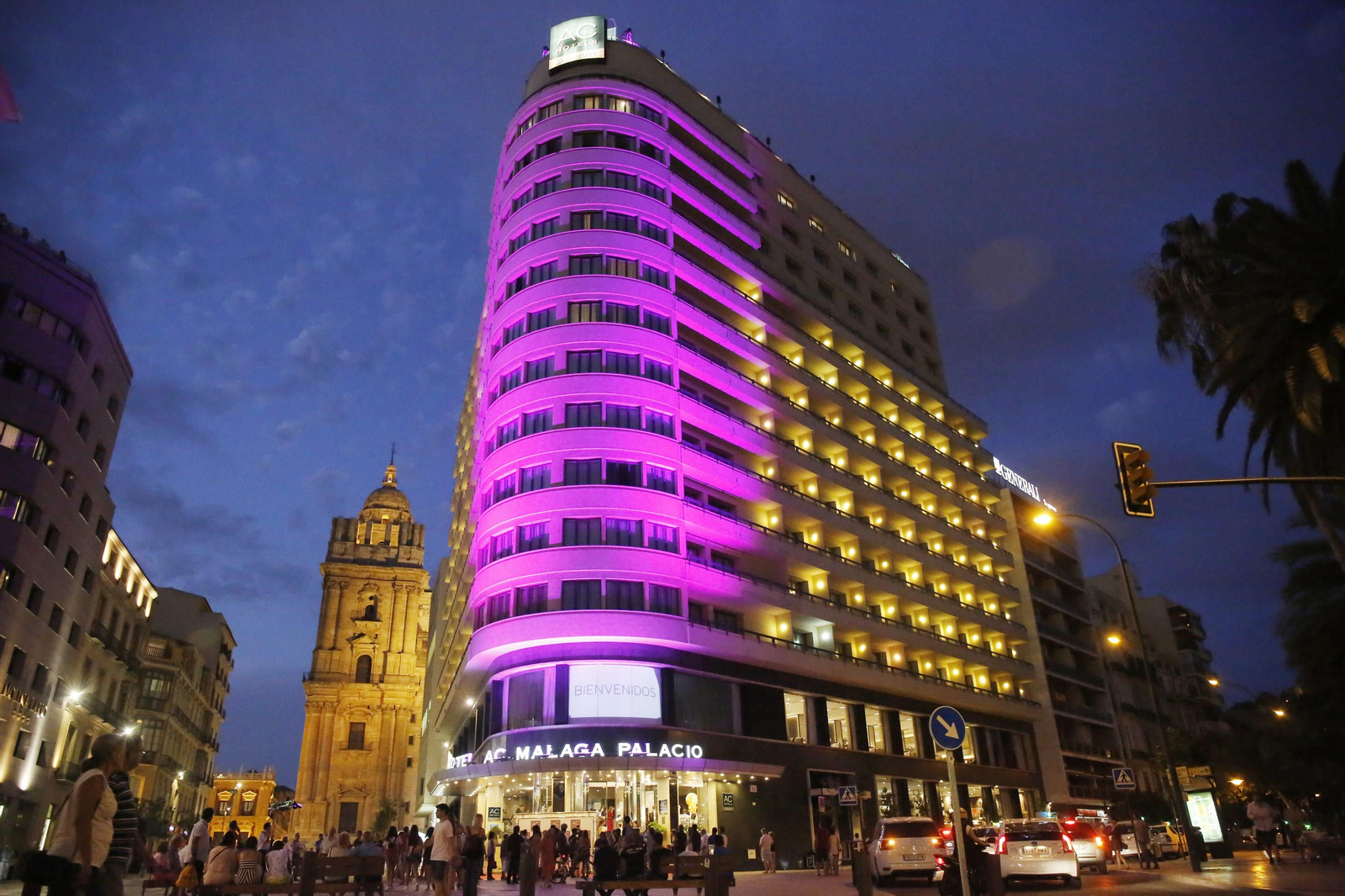 Vista del hotel Málaga Palacio, con la iluminación especial con la que celebró su 50 aniversario. Vista del hotel Málaga Palacio, con la iluminación especial con la que celebró su 50 aniversario.