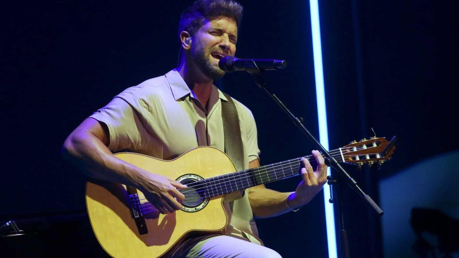 El malagueño se entregó a fondo en todas sus canciones.