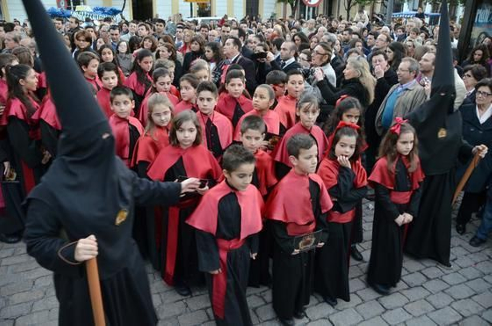 La escolanía de Nuestra Señora de la Angustias entonó durante toda la salida procesional el 'Stabat Mater'.

Foto: Manuel Aranda