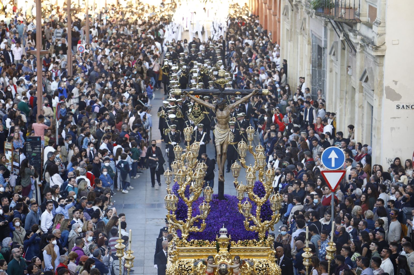 El Cristo de la Misericordia a su paso por la plaza de la Corredera.