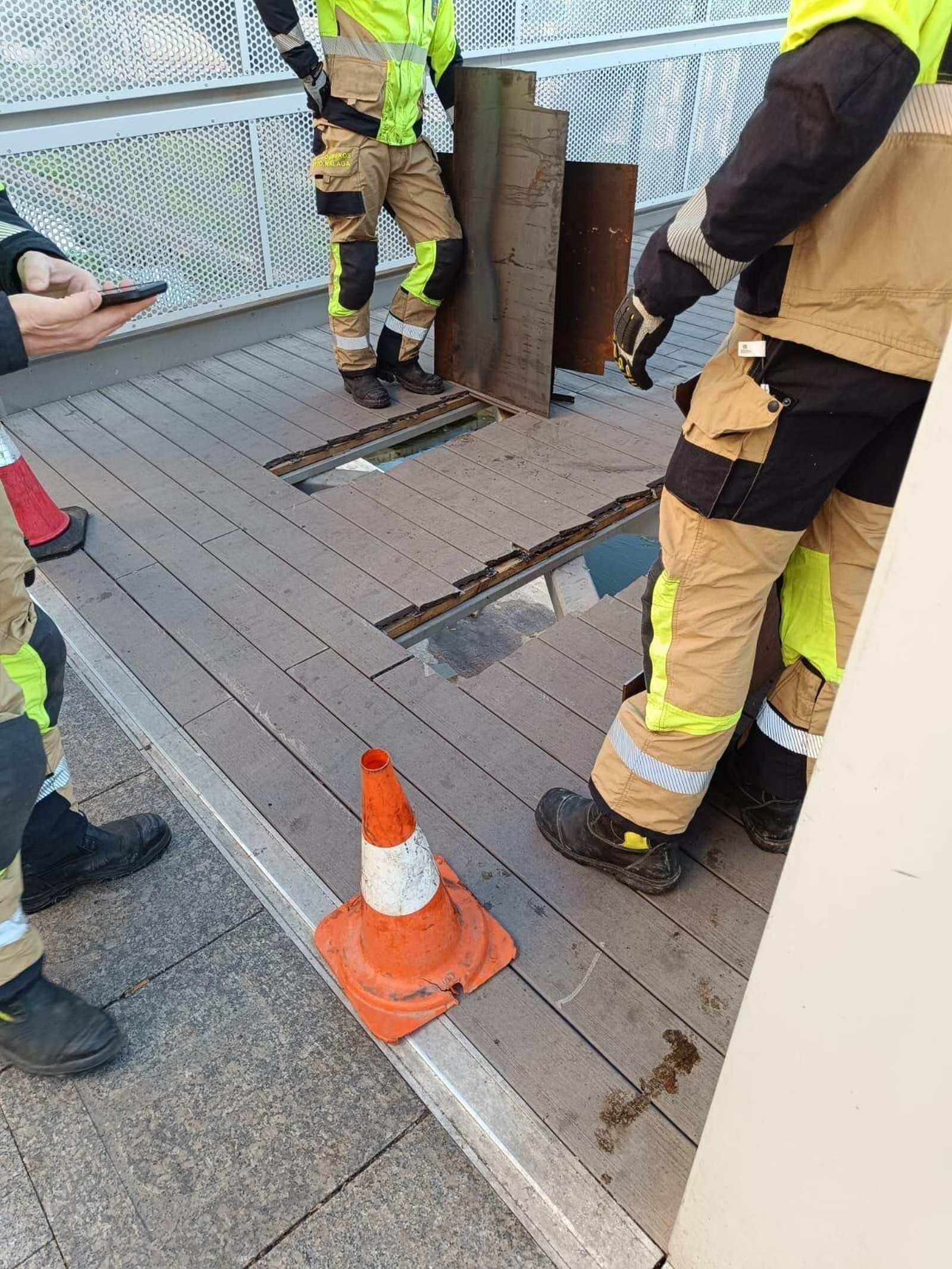 Parte del tablero roto.