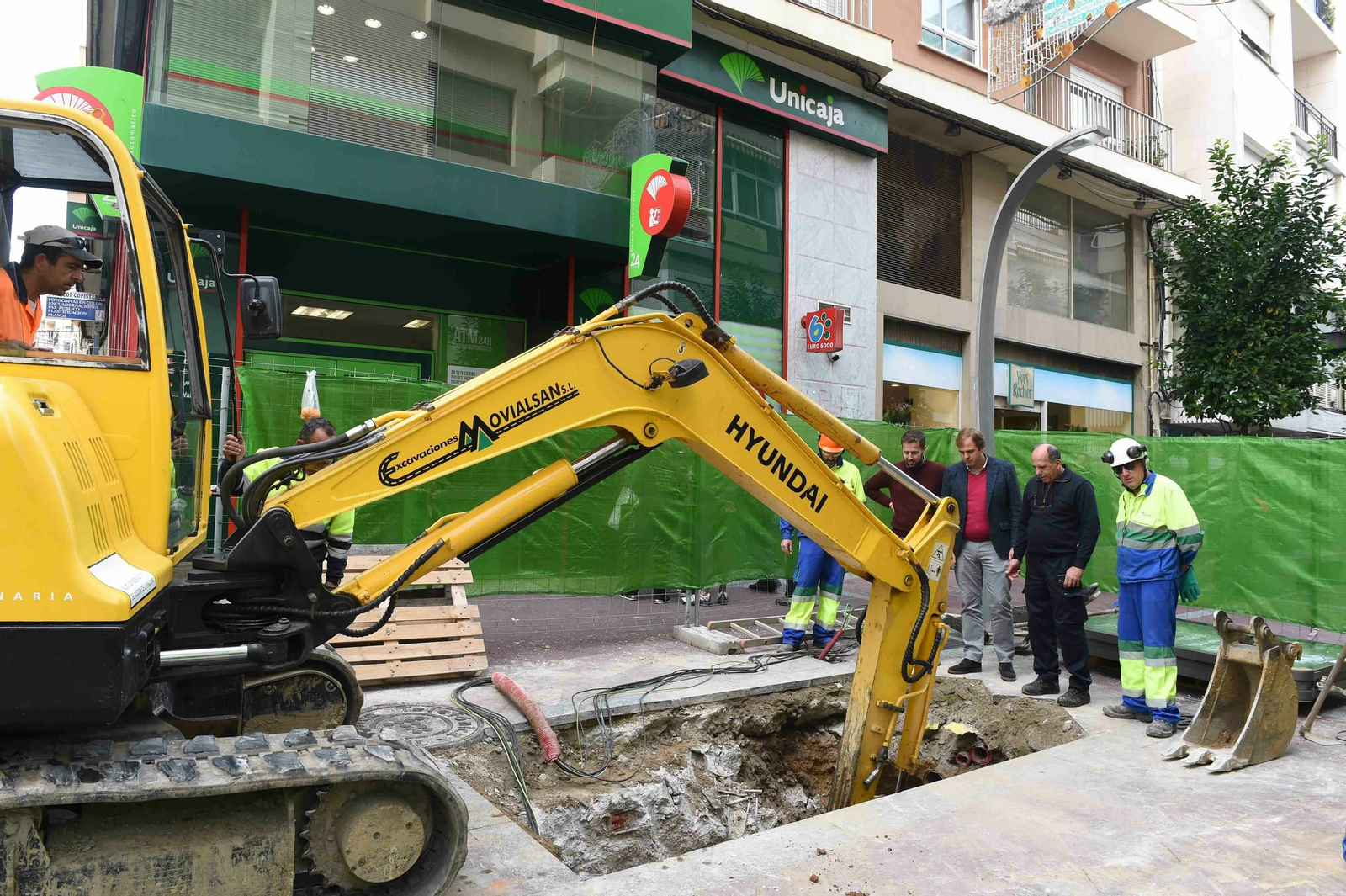 Reparación en la red de saneamiento en la Calle Regino Martínez.