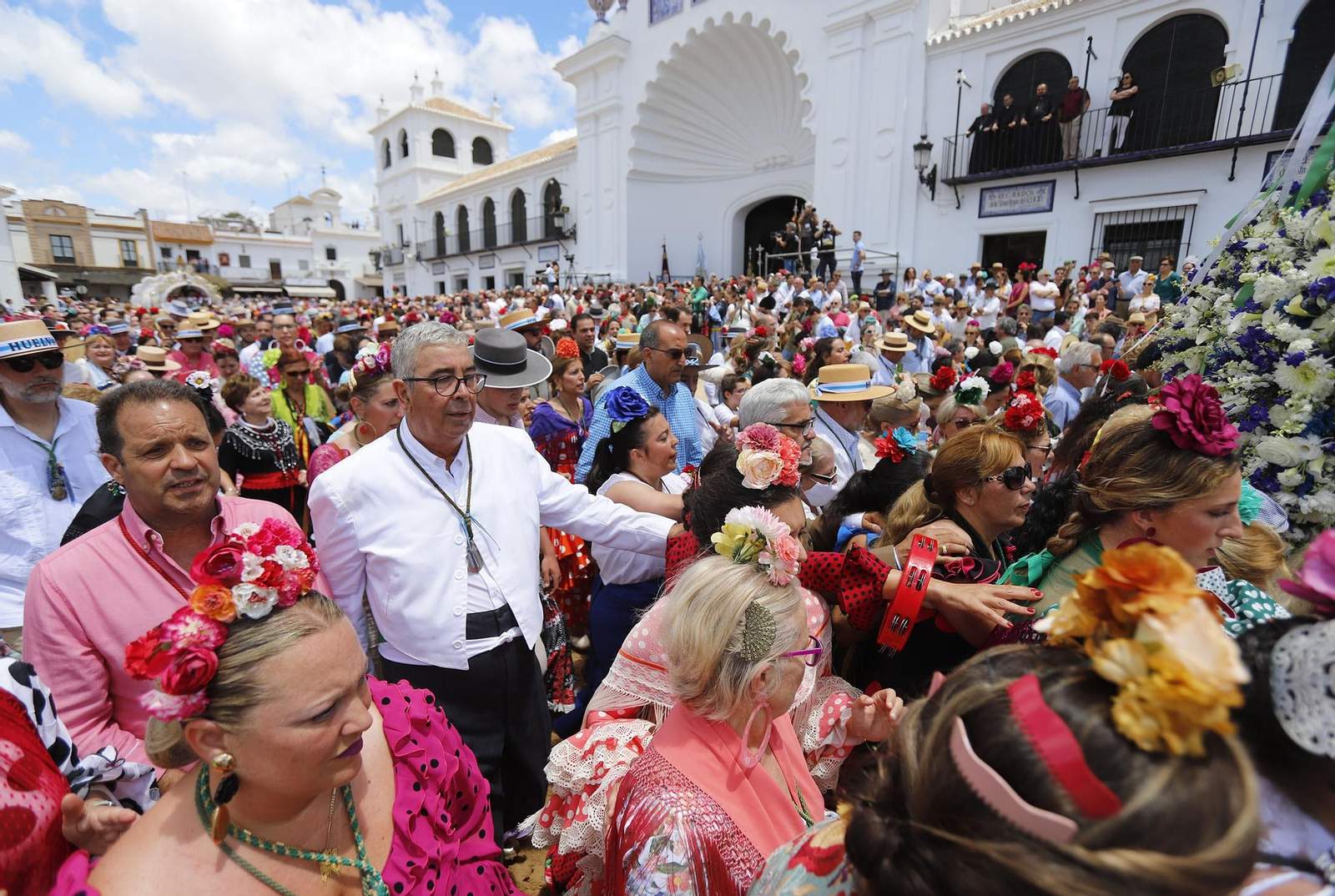 Presentación de la Hermandad de Huelva ante la Blanca Paloma
