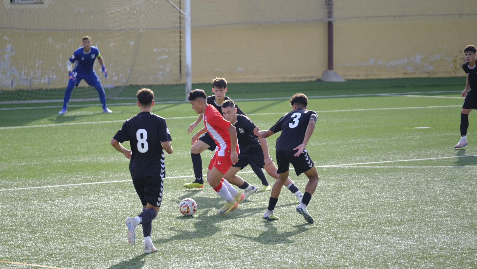 El rojiblanco Marco Cobo intenta sortear la presión de hasta tres rivales durante el encuentro frente al Calavera.