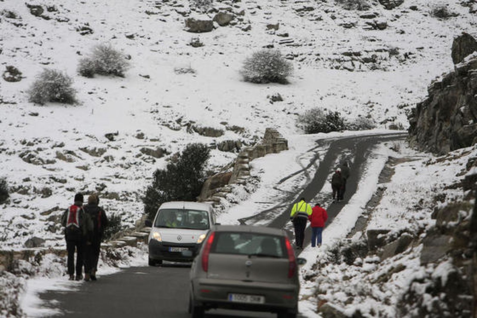 Imágenes del Torcal de Antequera, que presentaba un paisaje totalmente invernal. Los más pequeños disfrutaron de una jornada marcada por el descenso térmico.

Foto: Javier Flores