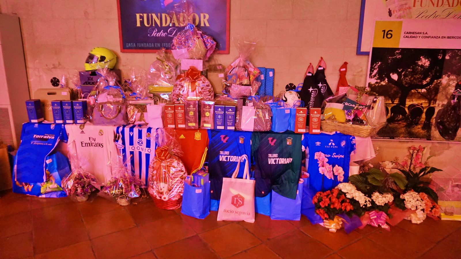 Algunos de los productos que se sortearon en la tómbola.