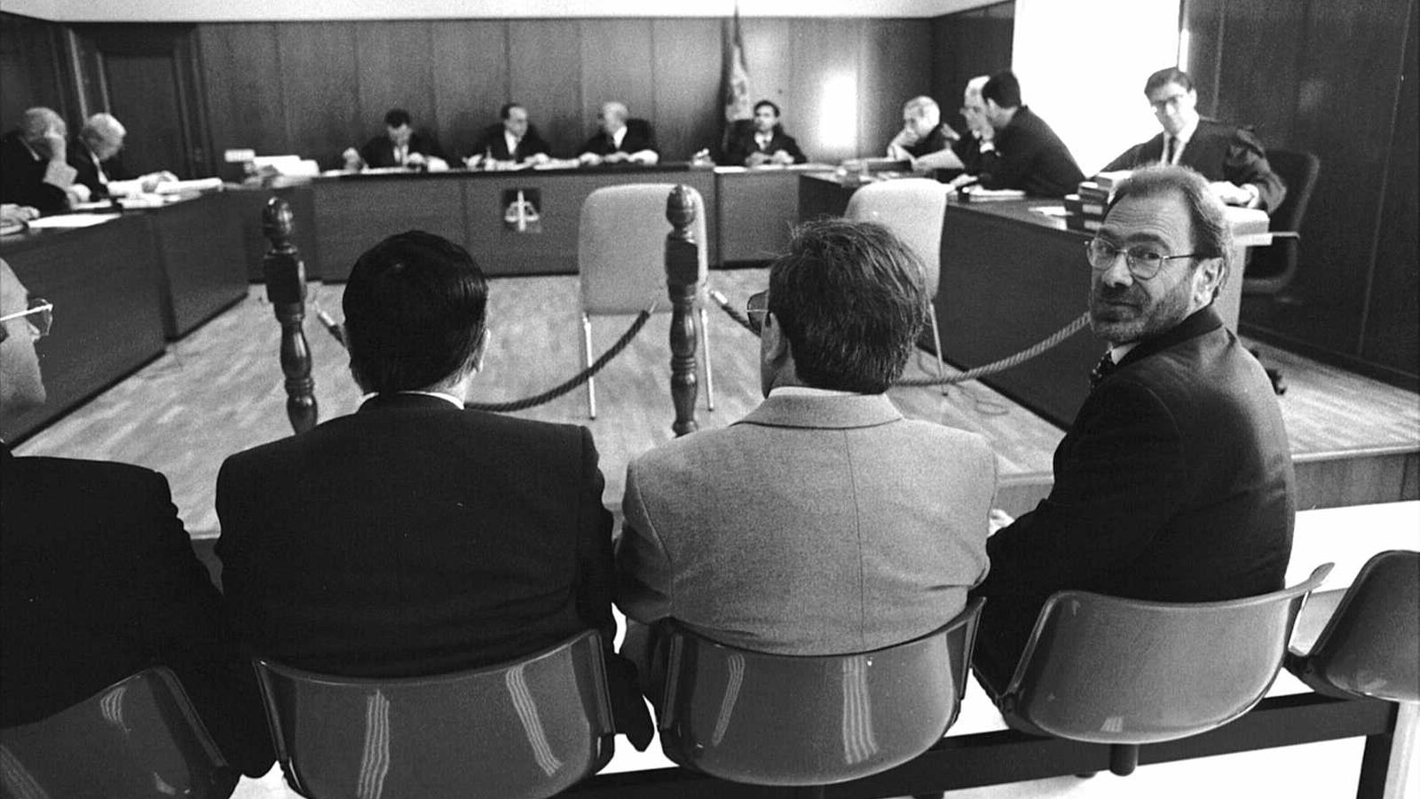 Serafín Núñez (a la derecha), en el juicio por el caso Puerto de la Plata en la Audiencia Provincial de Cádiz.