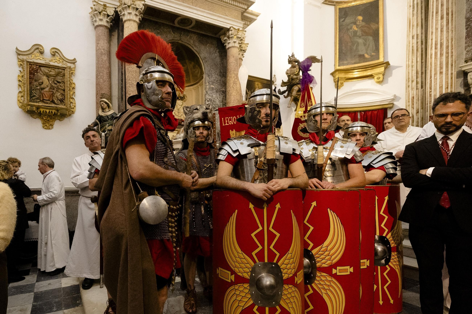 Las imágenes de Ecce-Homo, que suspendió su salida por la lluvia, en la Semana Santa de Cádiz 2025