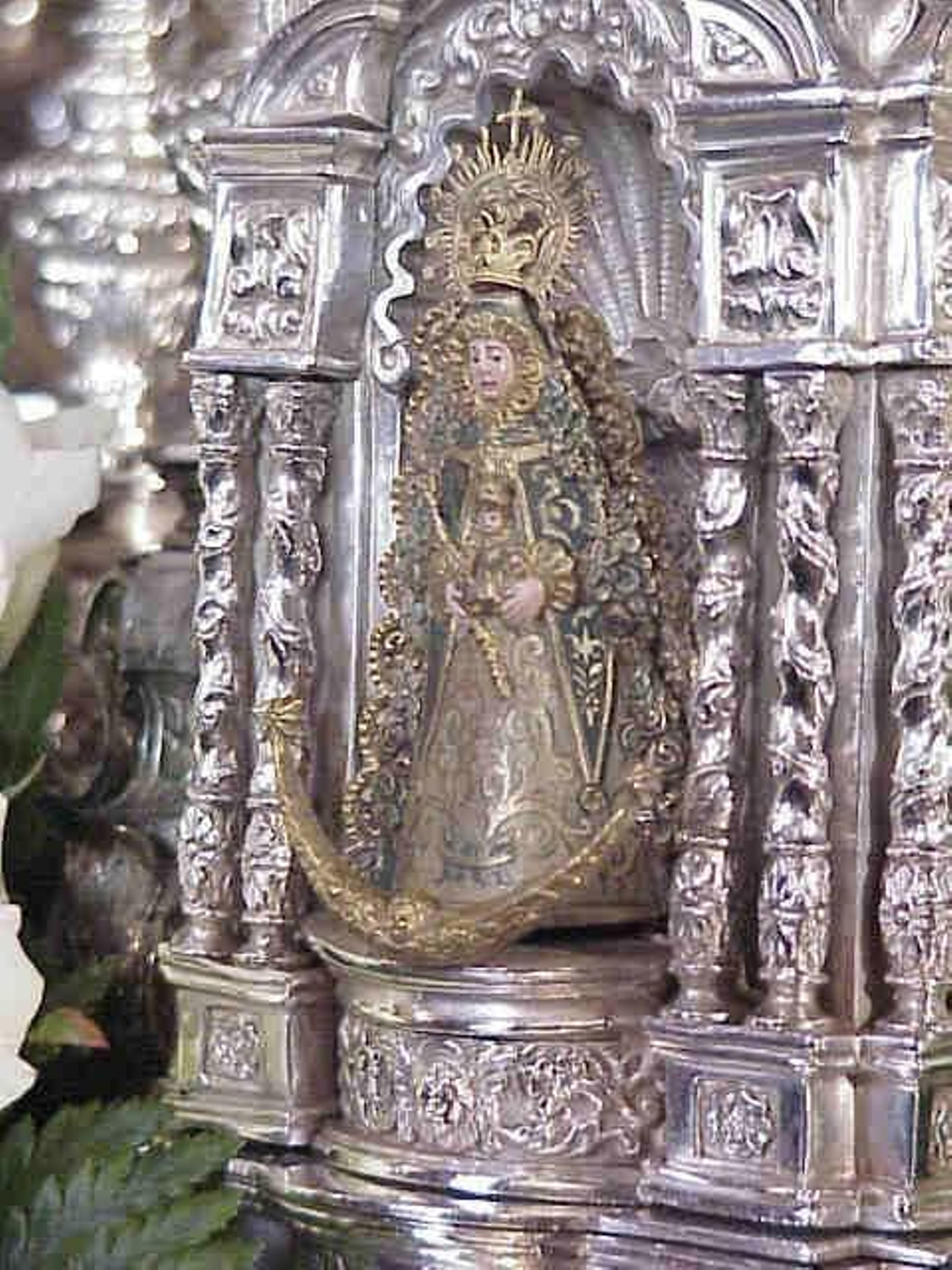 La Virgen del Rocío en un varal del palio del Museo