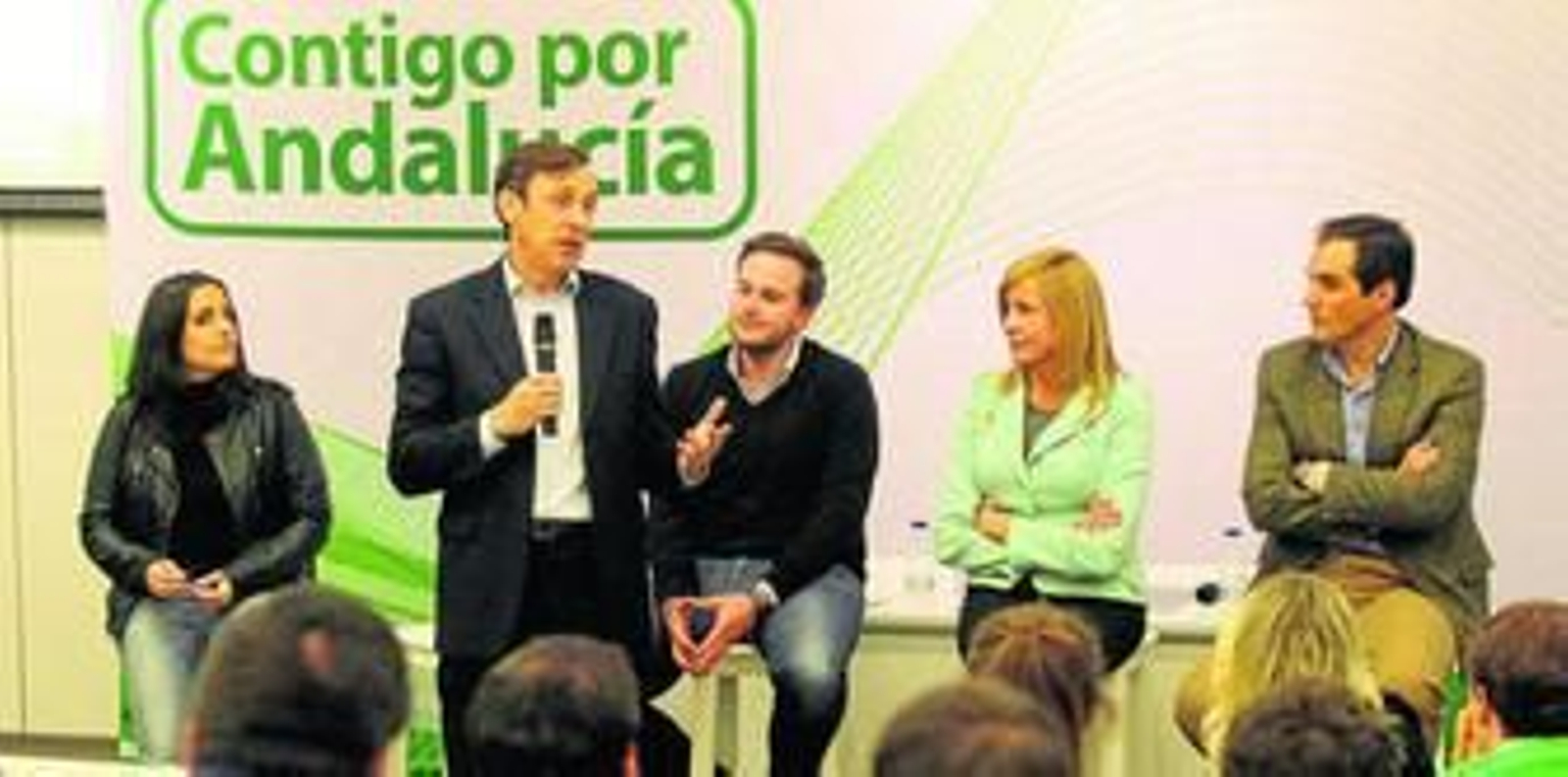 Rafael Hernando, en el centro, ayer durante si intervención Foro de Empleo Joven y Emprendedores de NNGG.