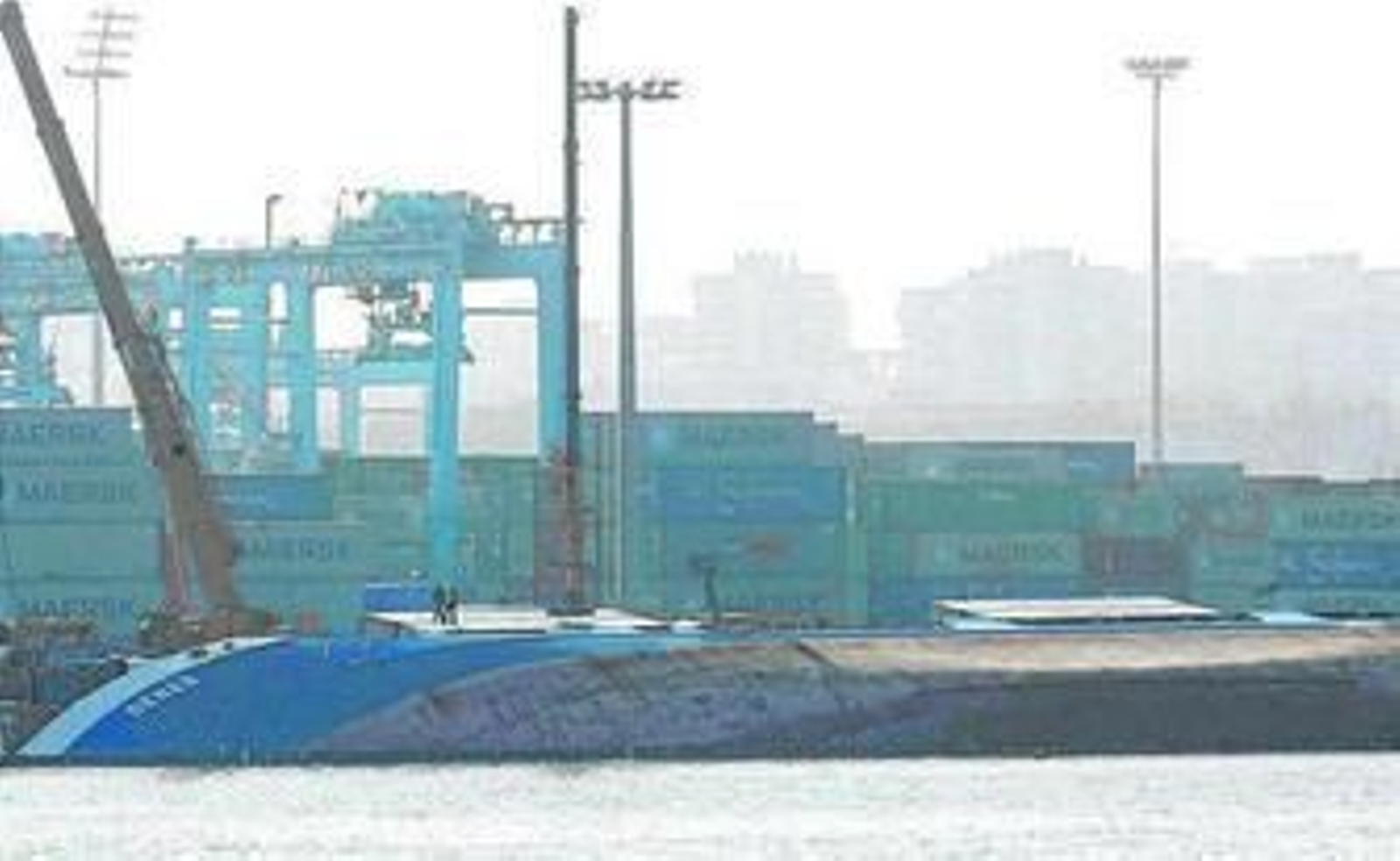 Imagen del buque volcado en el puerto de Algeciras.