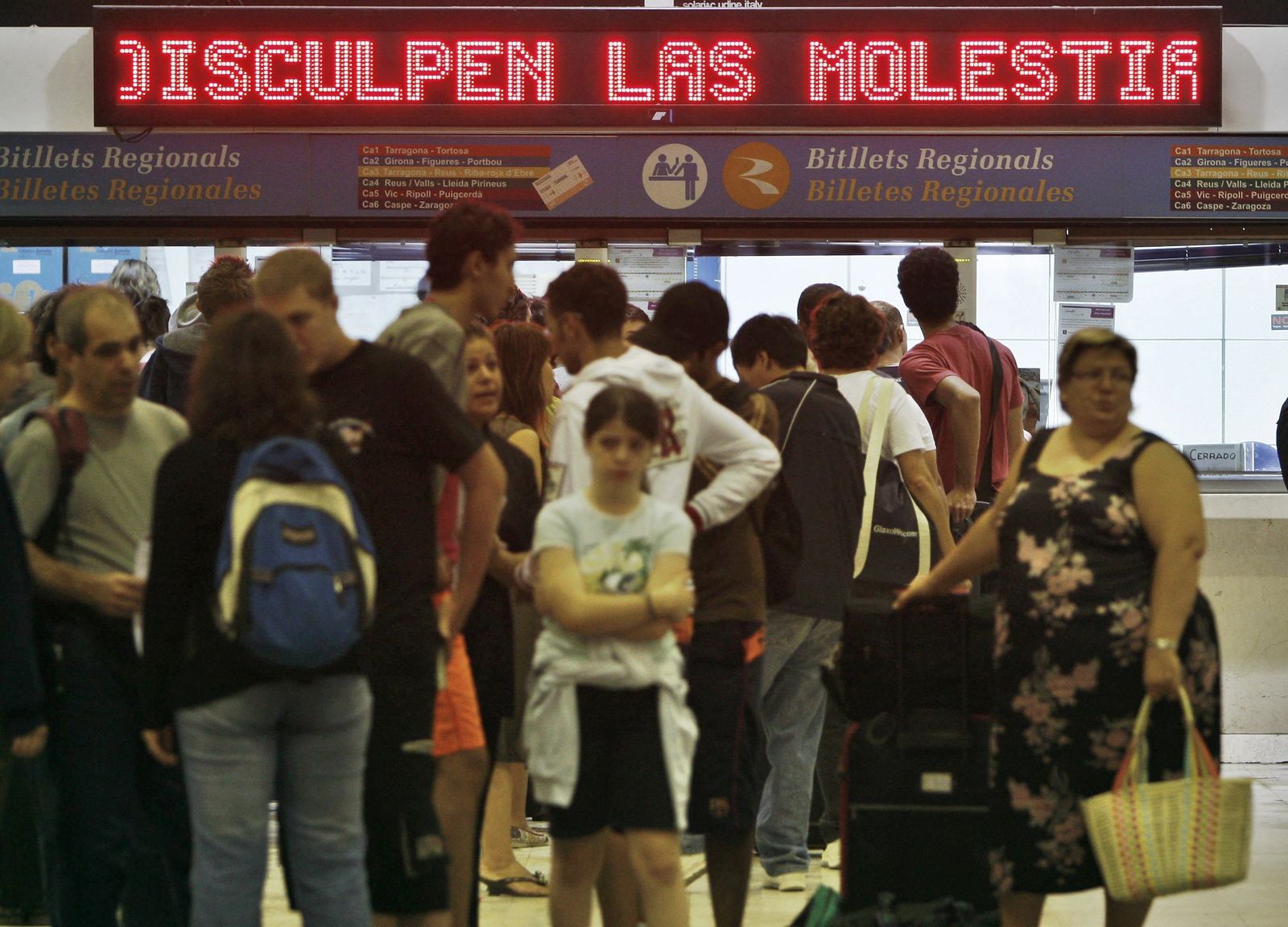 Imagen de archivo de una estación en la que numerosos viajeros esperan la salida de su tren.