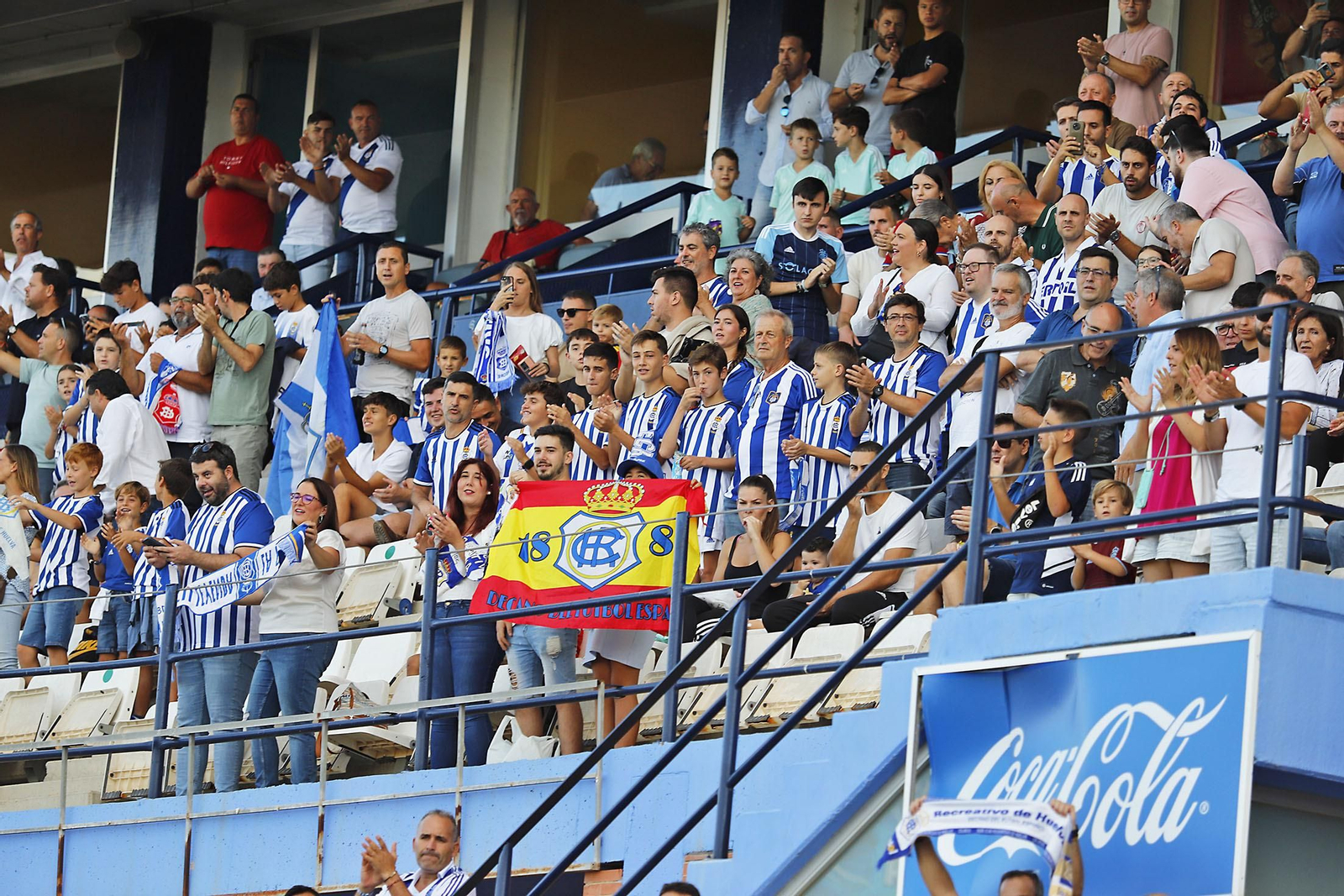Imágenes del ambiente en el Recreativo de Huelva y Antequera CF