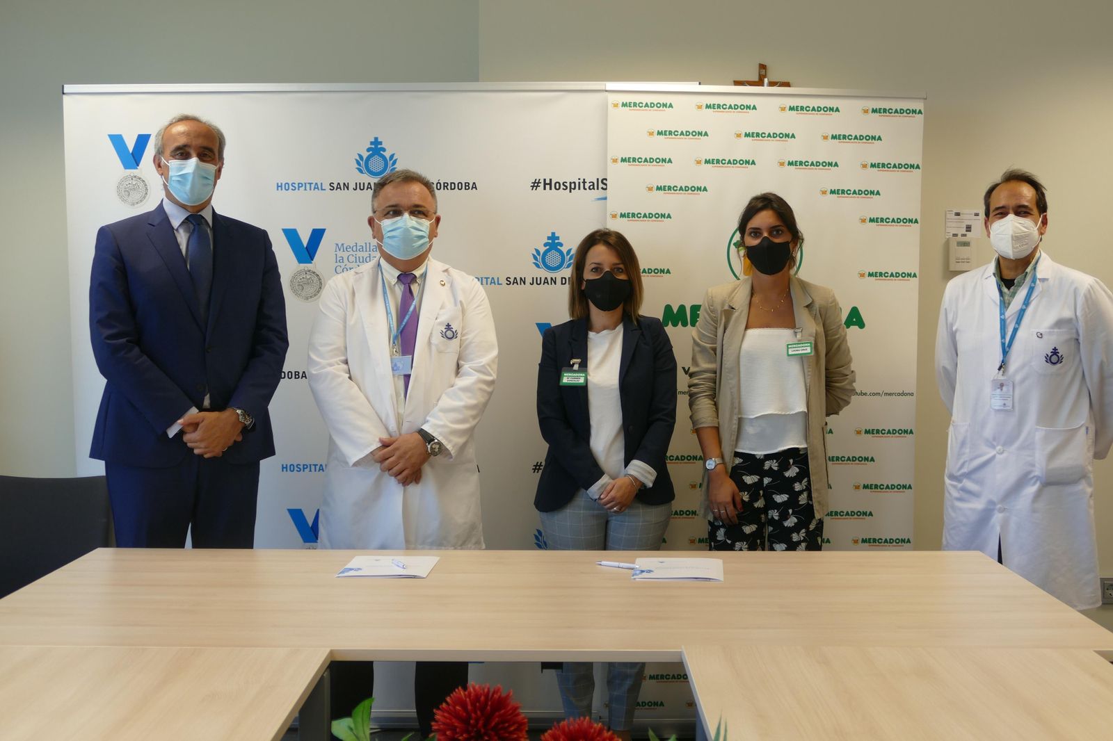 Firmantes del acuerdo entre Mercadona y Hermano Bonifacio.