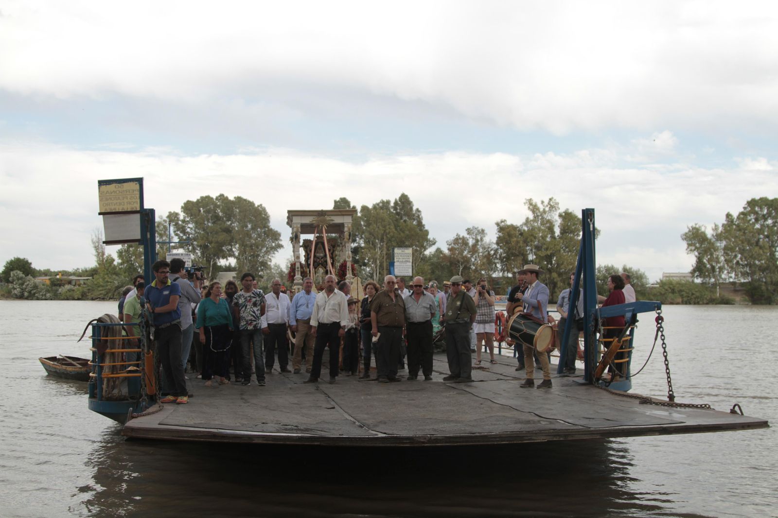 Hermandades cruzando el río Guadalquivir por Coria, en imágenes