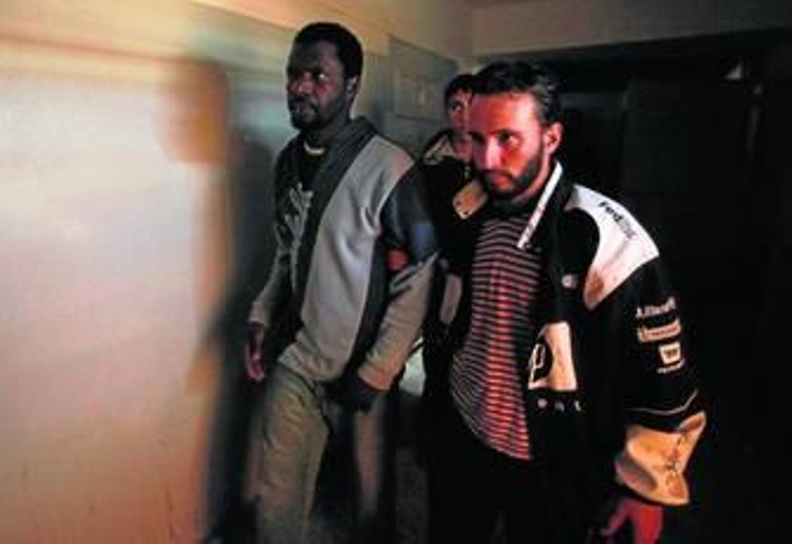 Un rebelde libio escolta a un supuesto mercenario para ser interrogado en la localidad de Bengasi.