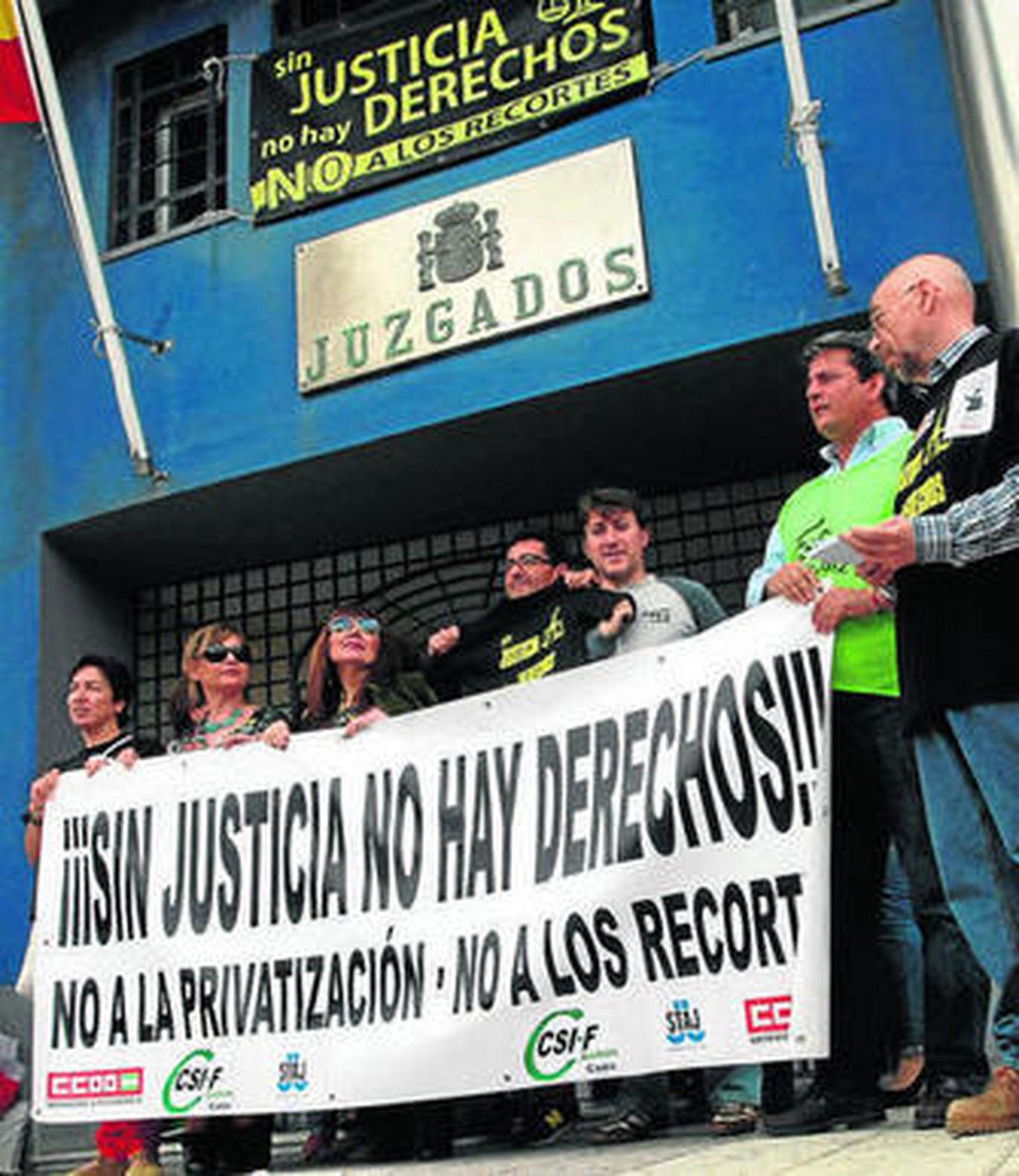 Empleados judiciales, tras la pancarta reivindicativa.