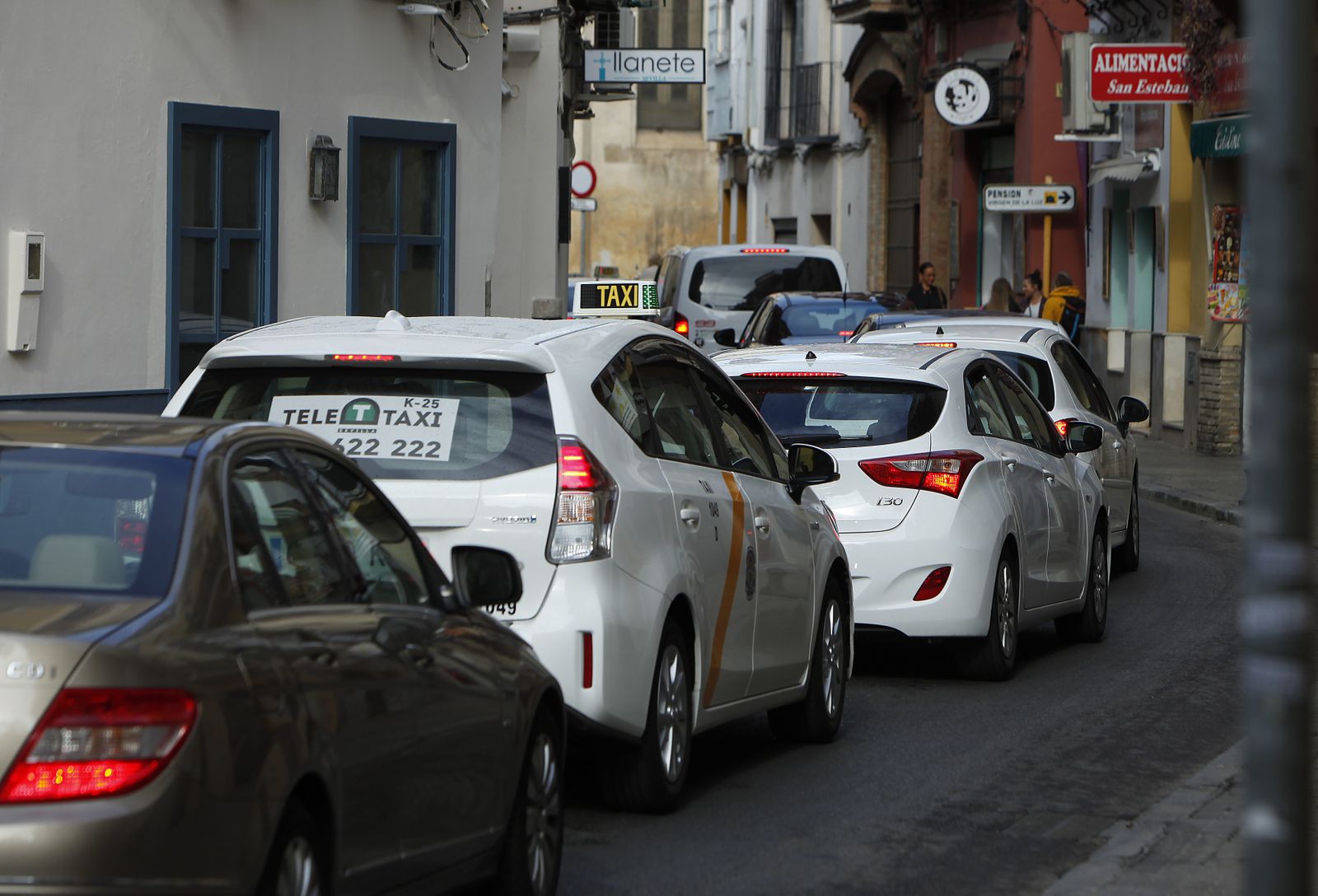 Coches agolpados en la calle Águilas, en una imagen tomada ayer.