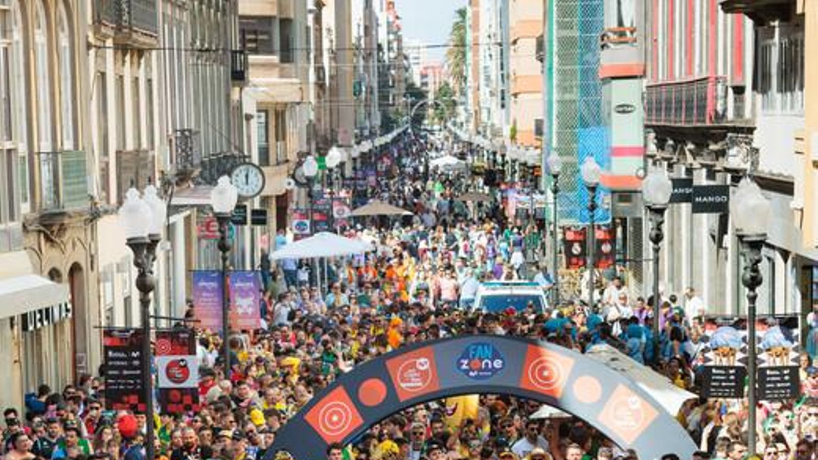 La gran fiesta de las aficiones en la Copa: Miles de personas toman las calles de Las Palmas