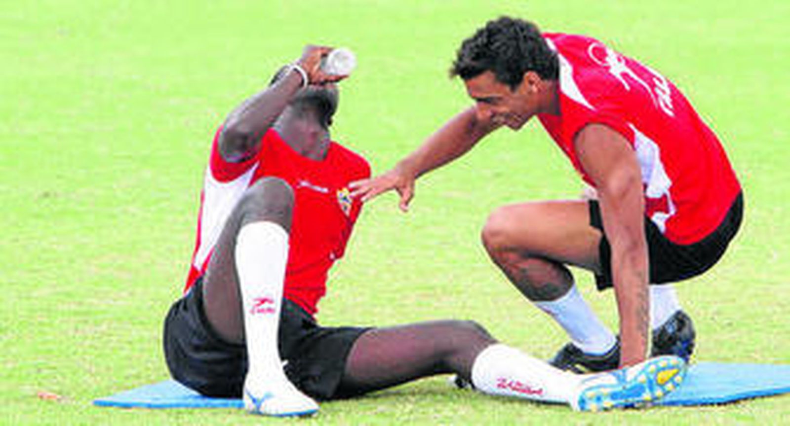 Michel se sienta con Goitom en para realizar unos estiramientos.