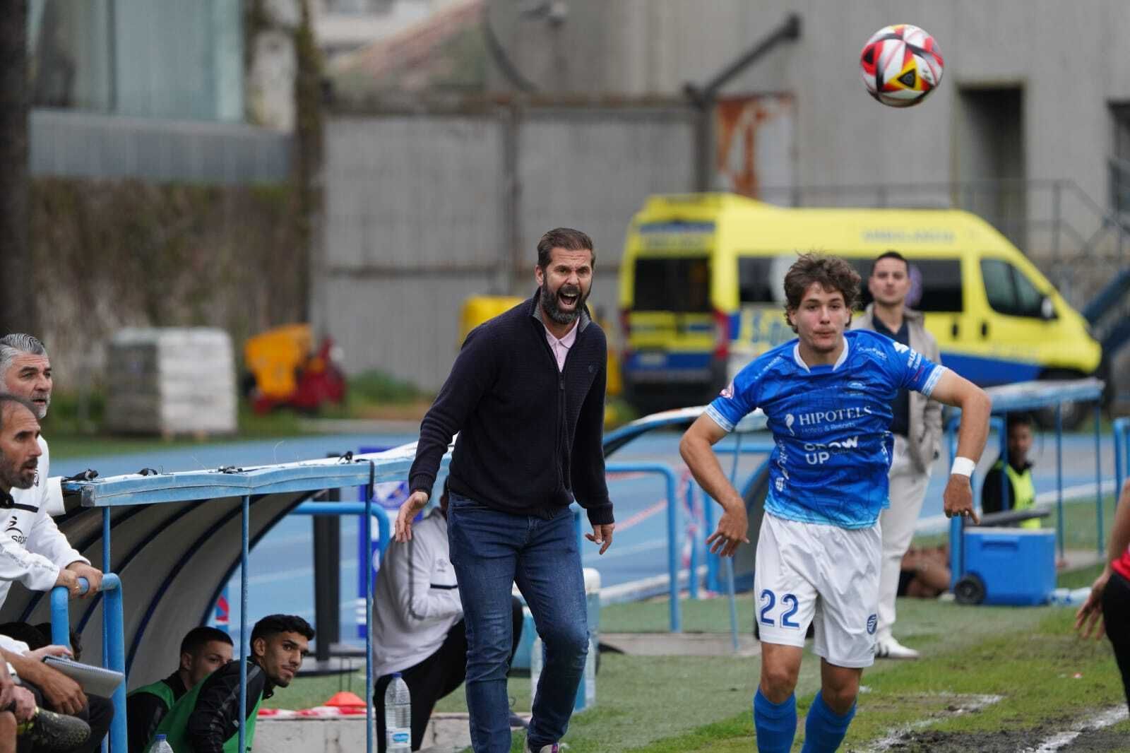 David Sánchez se enfadó con sus jugadores en algunos momentos del choque.