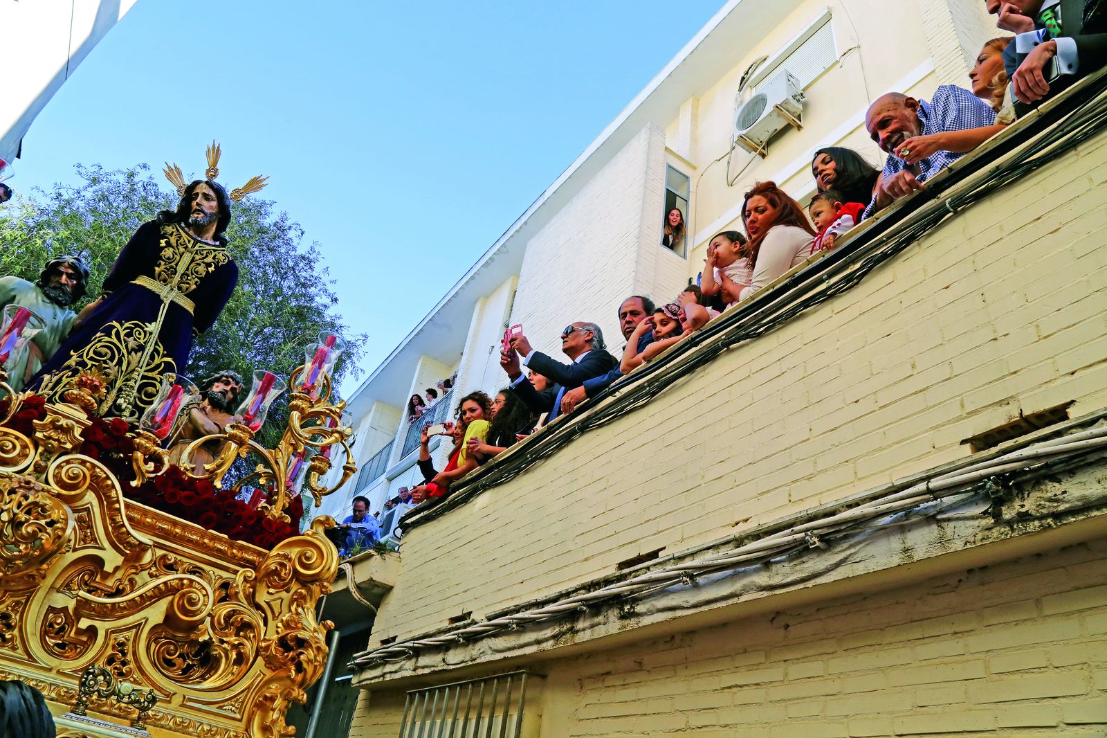 Azoteas y balcones repletos de personas al paso del Prendimiento por la calle Cantarería.