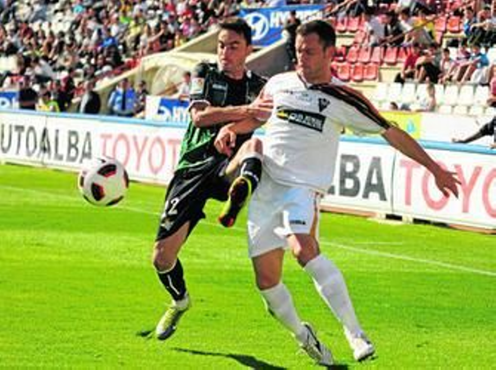 El canario Momo pugna por la pelota con el pateral derecho Zubiaurre.