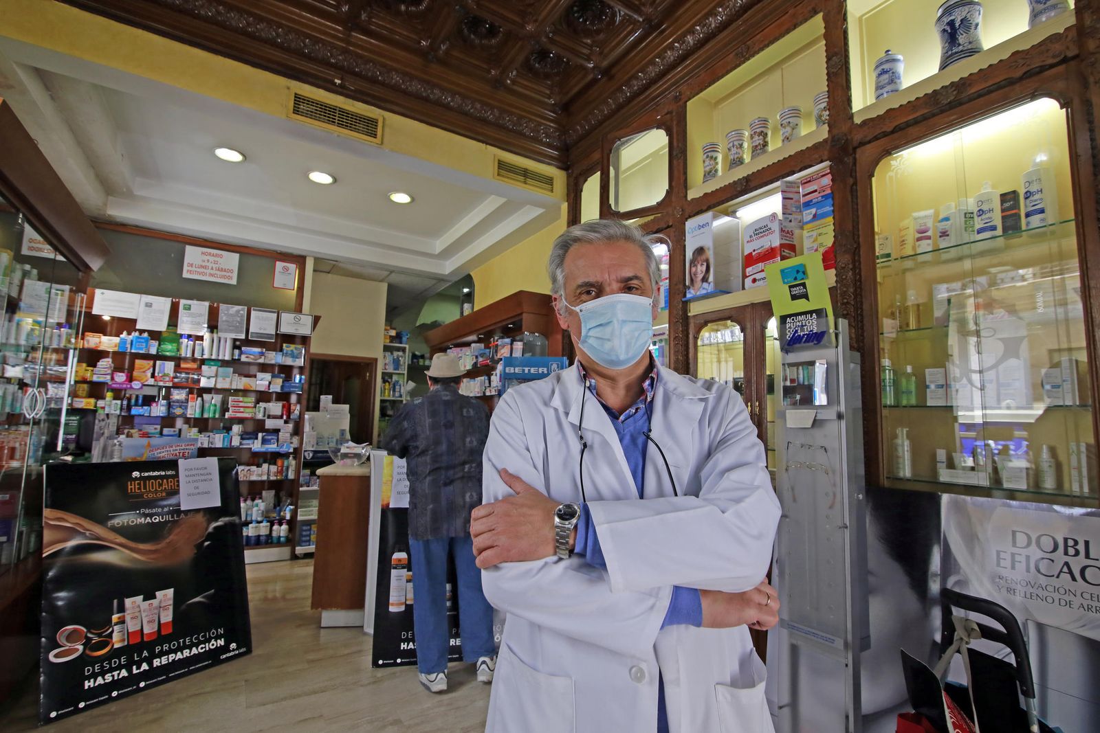Carlos Miralles, en su farmacia de la calle Honda.