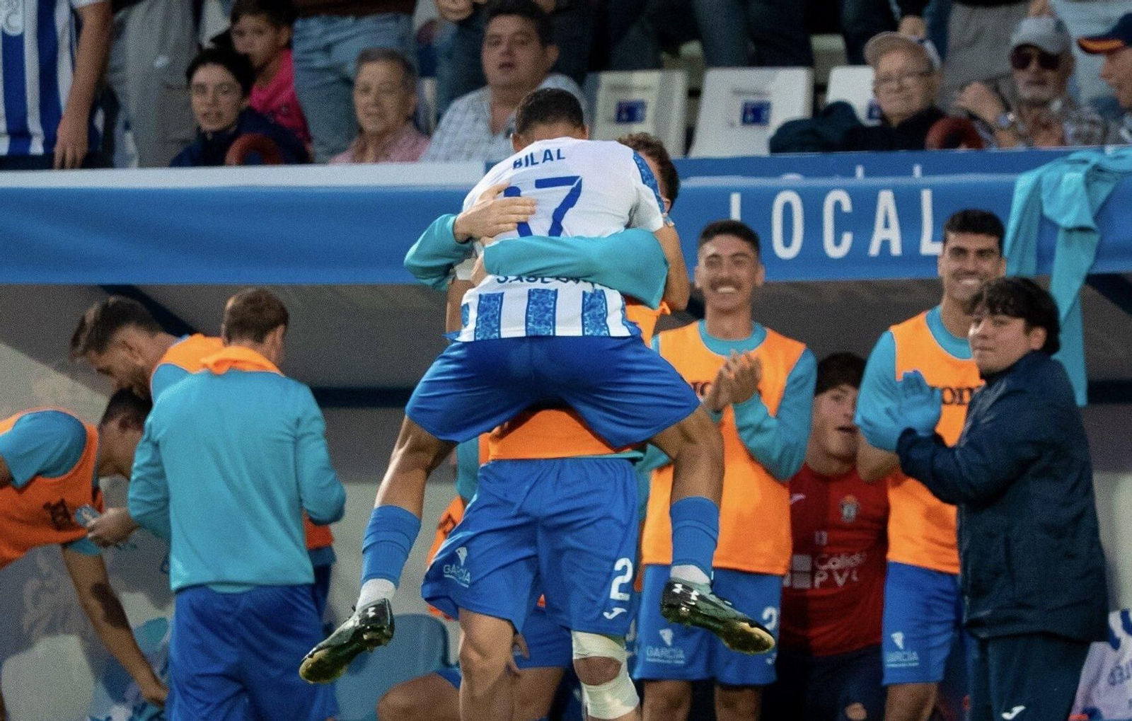 El lateral derecho ejidense celebra con un compañero del banquillo su tanto del pasado fin de semana.
