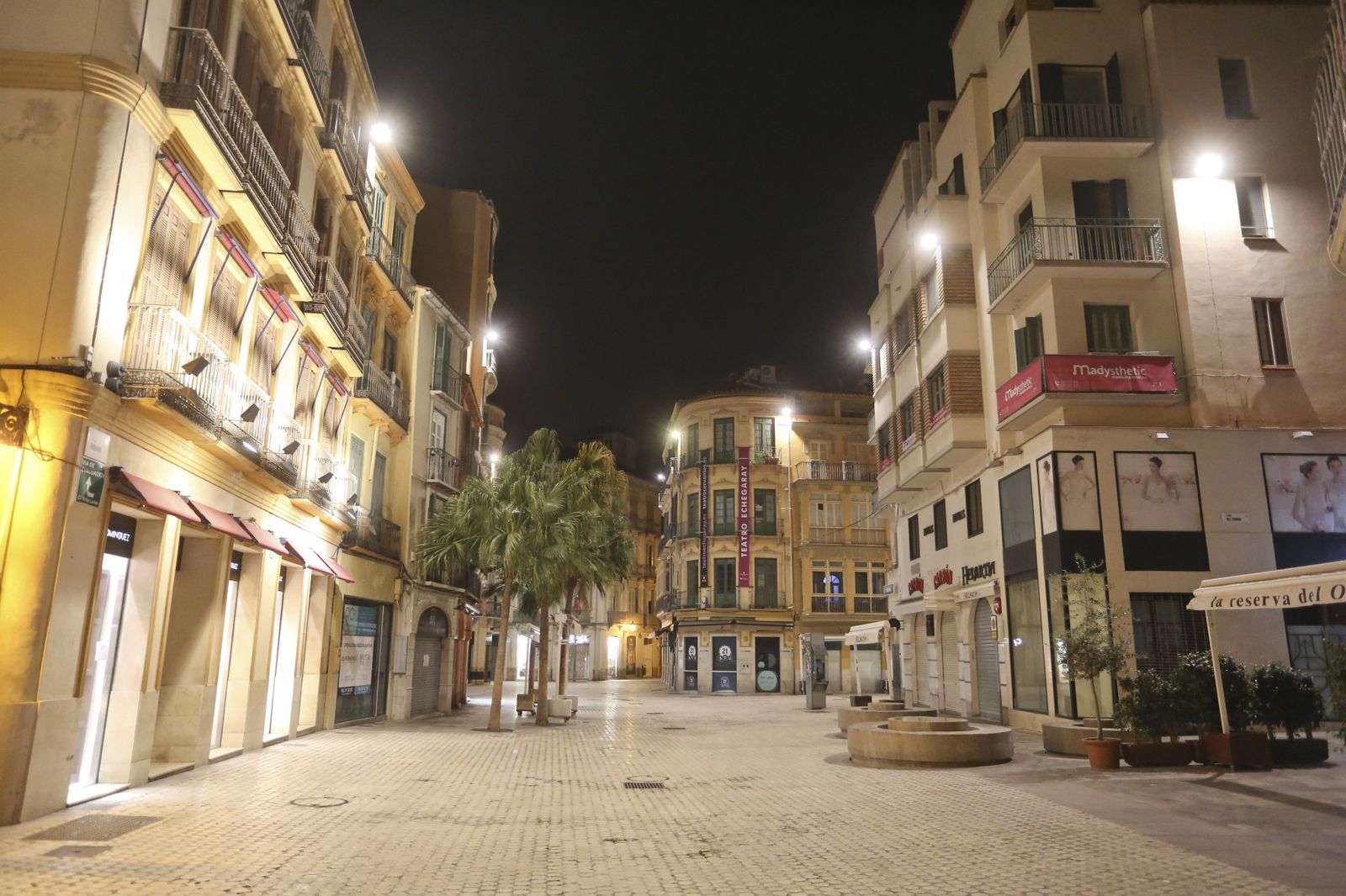 El coronavirus dibuja una noche desierta en el centro de Málaga, en fotos