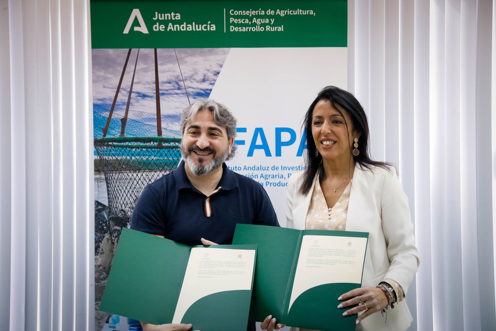Tony García y Marta Bosquet muestran la firma del acuerdo en el Ifapa de La Cañada.